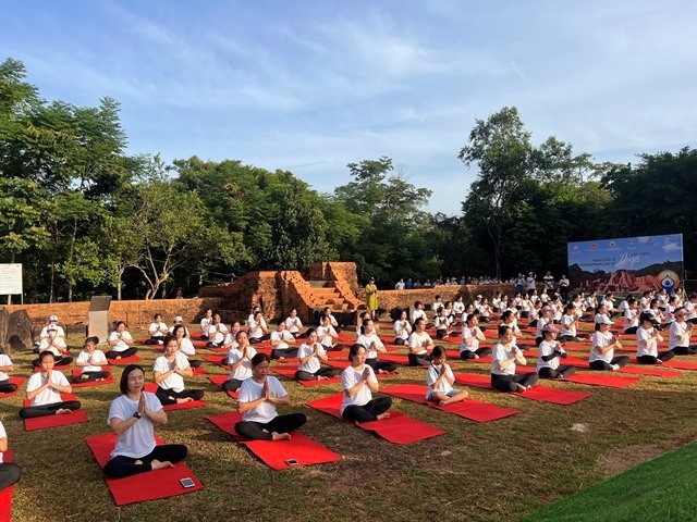 Gần 150 học viên đã tham gia Ngày quốc tế yoga tại Mỹ Sơn