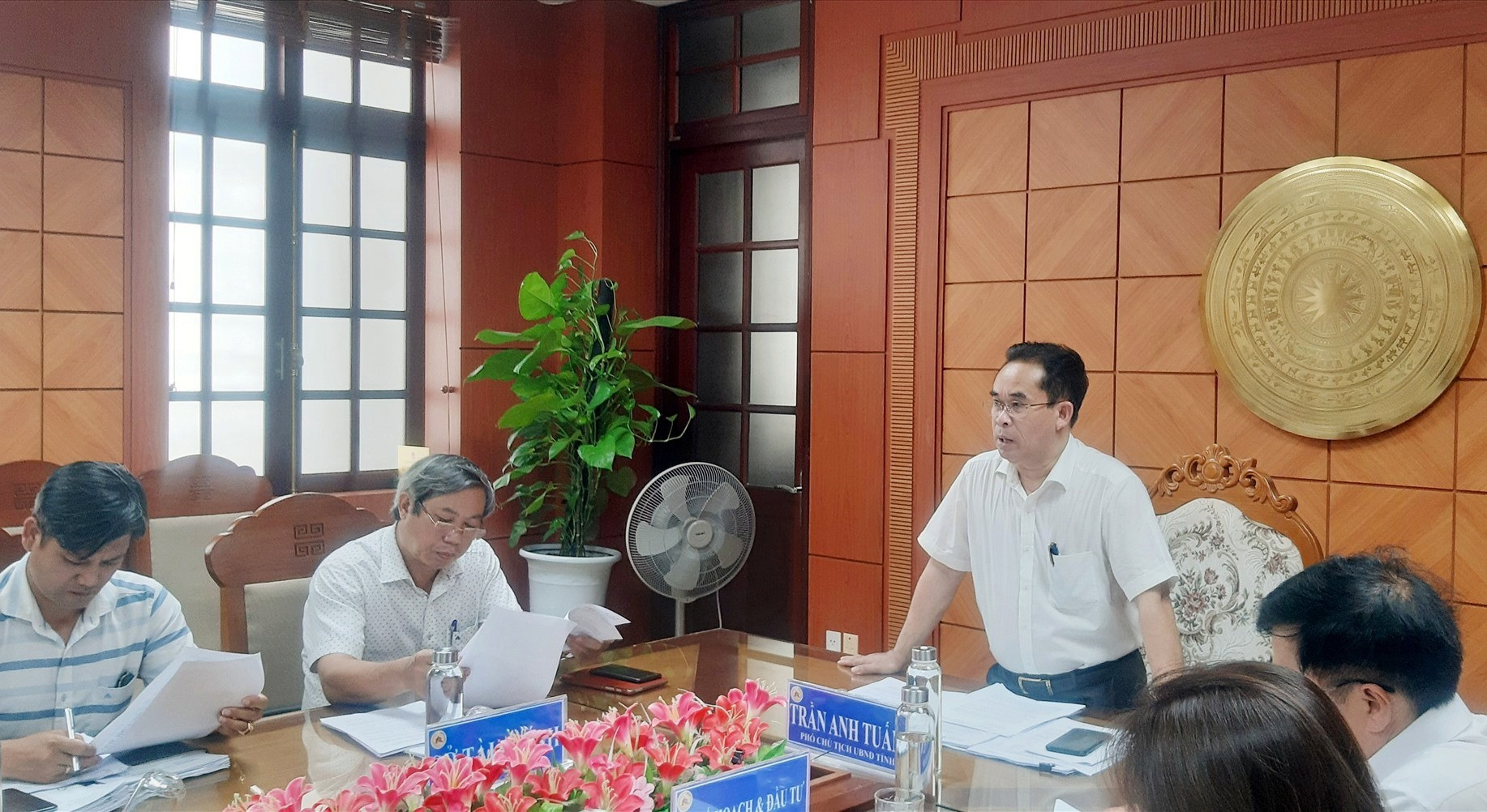 Phó Chủ tịch UBND tỉnh Trần Anh Tuấn phát biểu chỉ đạo tại cuộc họp. Ảnh: N.P
