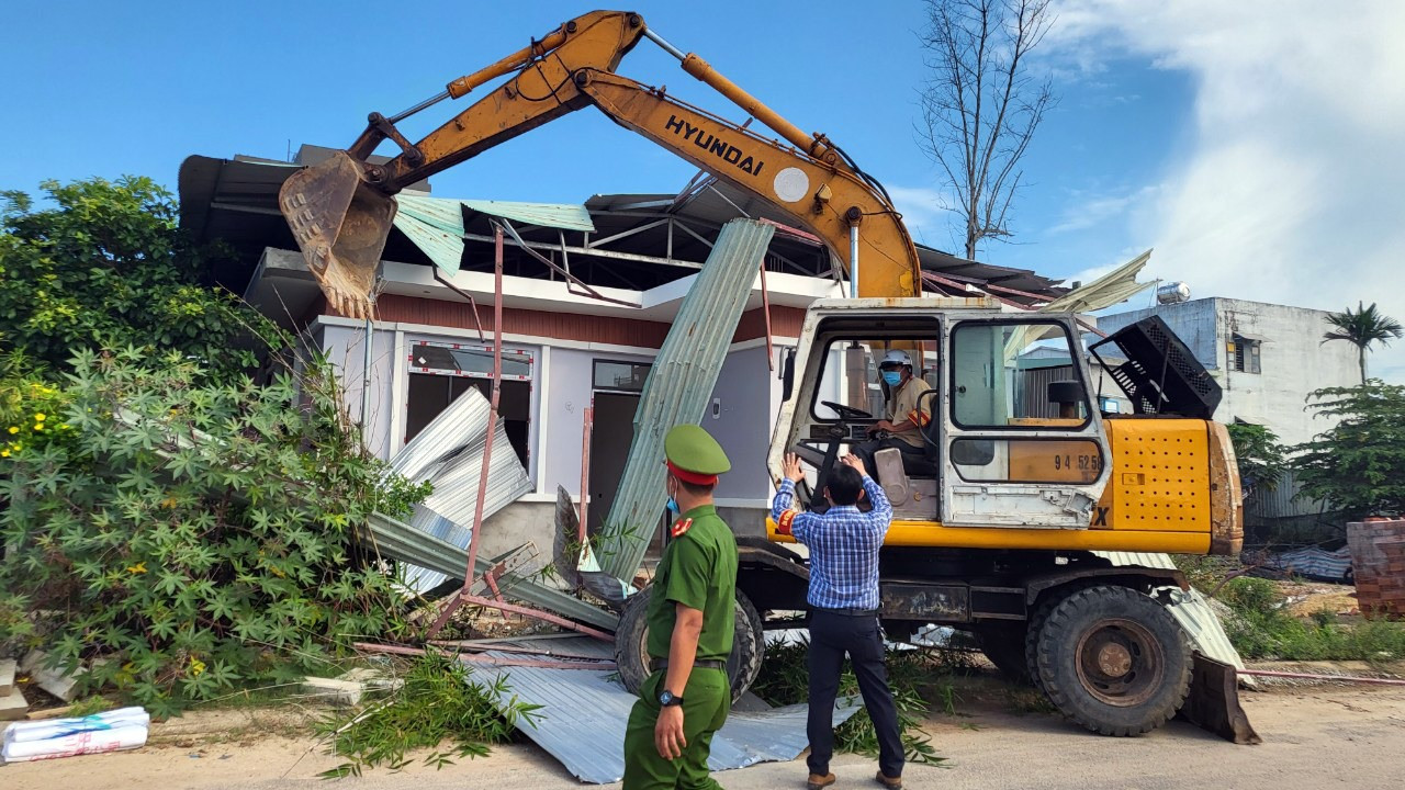 Cưỡng chế một trường hợp xây dựng nhà trái phép tại phường An Phú.