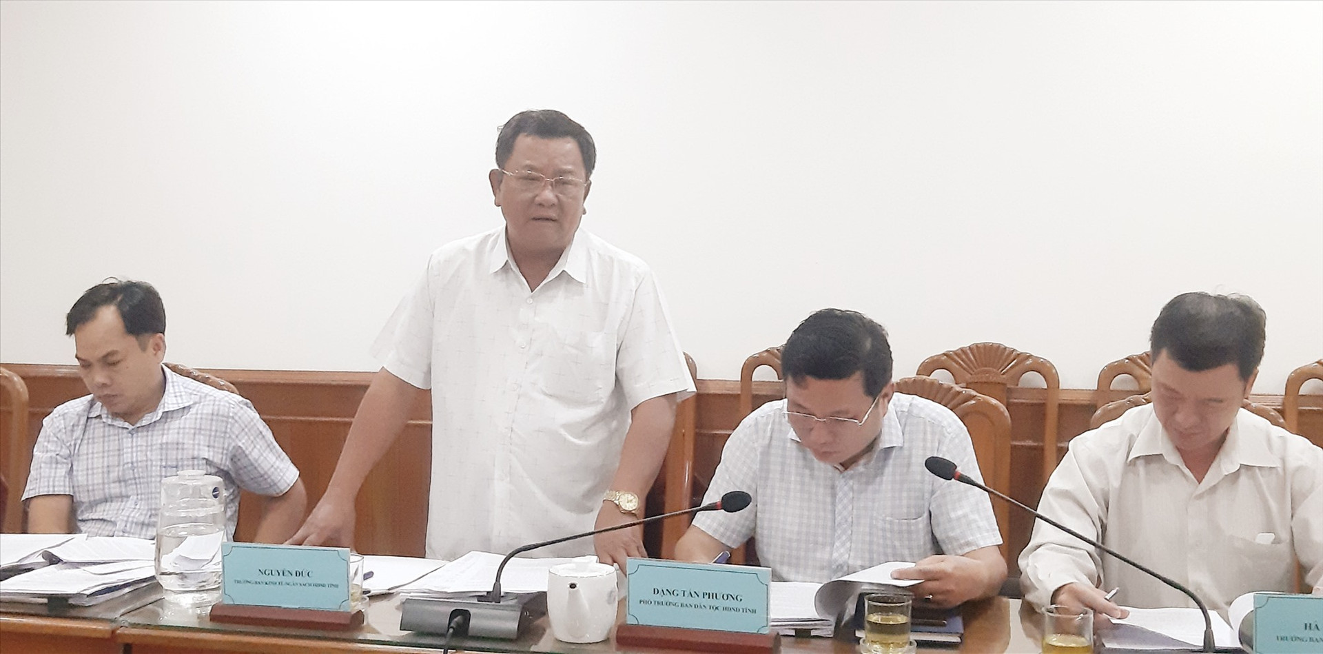 Ông Nguyễn Đức - Trưởng ban Kinh tế - ngân sách HĐND tỉnh phát biểu tại cuộc họp.  Ảnh: N.P