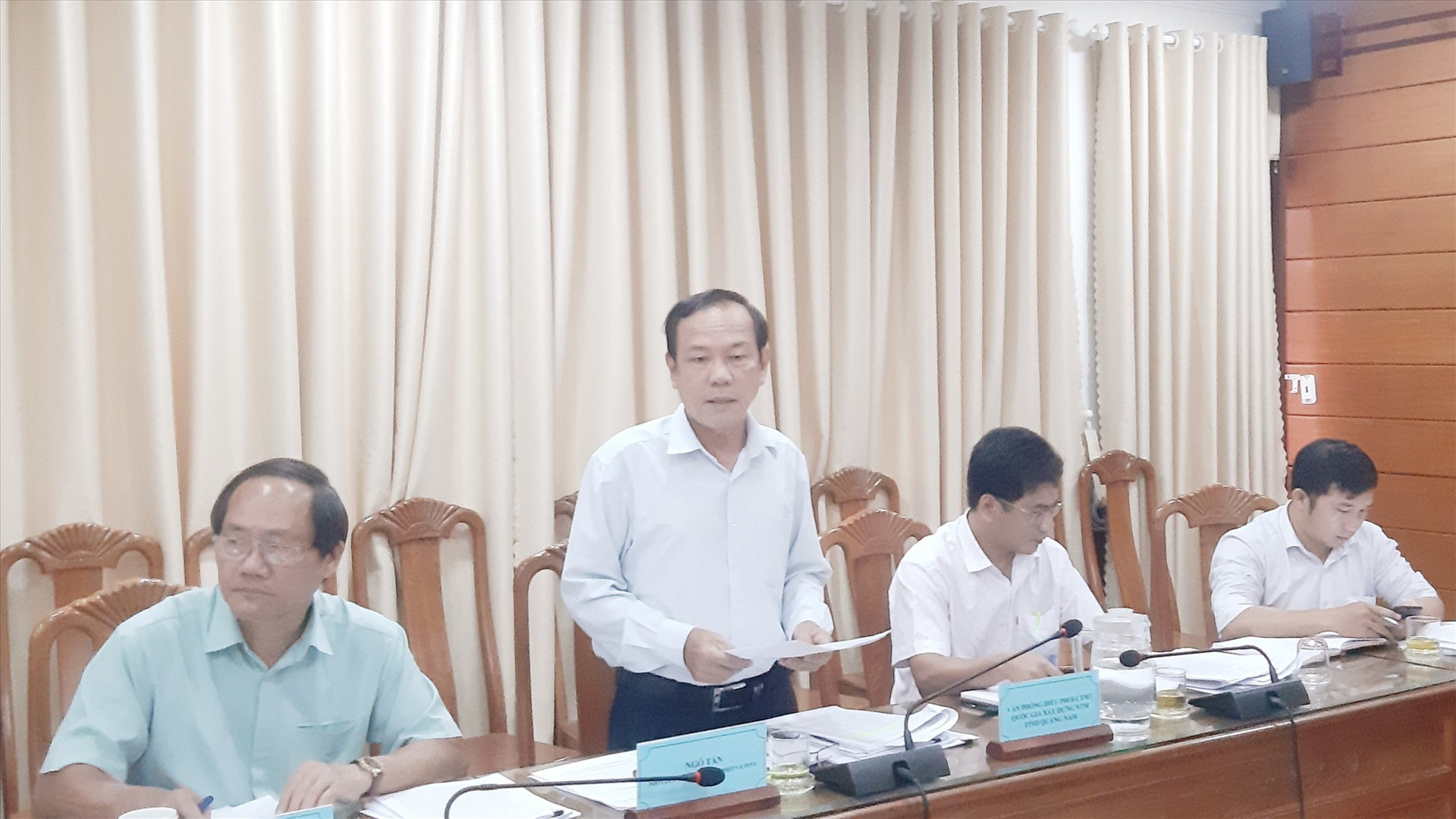 Ông Ngô Tấn - Phó Giám đốc Sở NN&PTNT báo cáo tình hình thực hiện chương trình nông thôn mới những năm qua và các vấn đề liên quan.  Ảnh: N.P