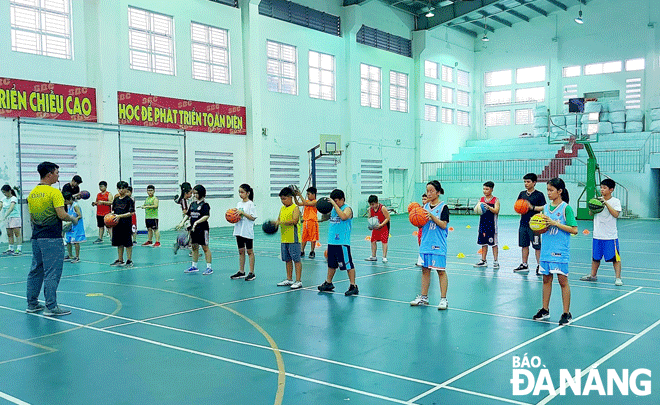 Học sinh học bóng rổ tại Trường THCS Lương Thế Vinh (quận Liên Chiểu). Ảnh: NGỌC HÀ
