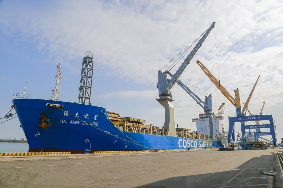 Tàu vận chuyển 7.200 tấn bột giấy của Sun Paper Savannakhet, Lào xuất khẩu qua Cảng Chu Lai.