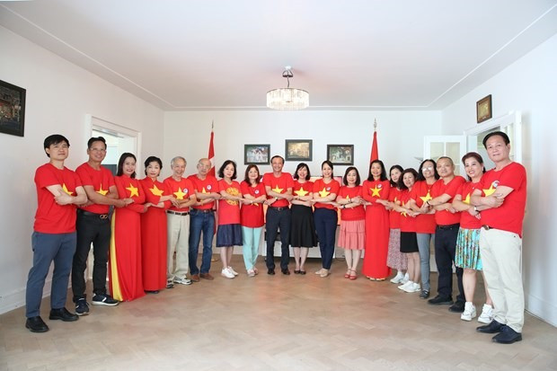 Ambassador Luong Thanh Nghi (ninth from left) and the overseas Vietnamese pose for a group photo. (Photo: VNA)