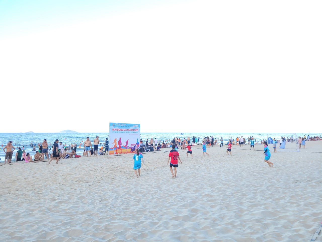 Nhiều hoạt động thể thao biển trong Festival biển “Hội An - cảm xúc mua hè” tạo không khí sôi động thu hút du khách và cộng đồng địa phương hưởng ứng. Ảnh: P.Q