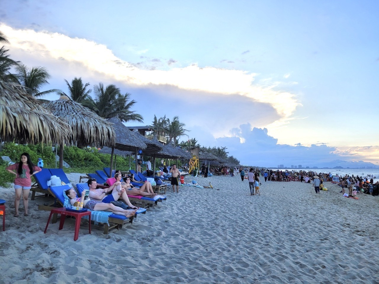 Khách quốc tế thư giãn bên bãi biển An Bàng. Ảnh: P.Q