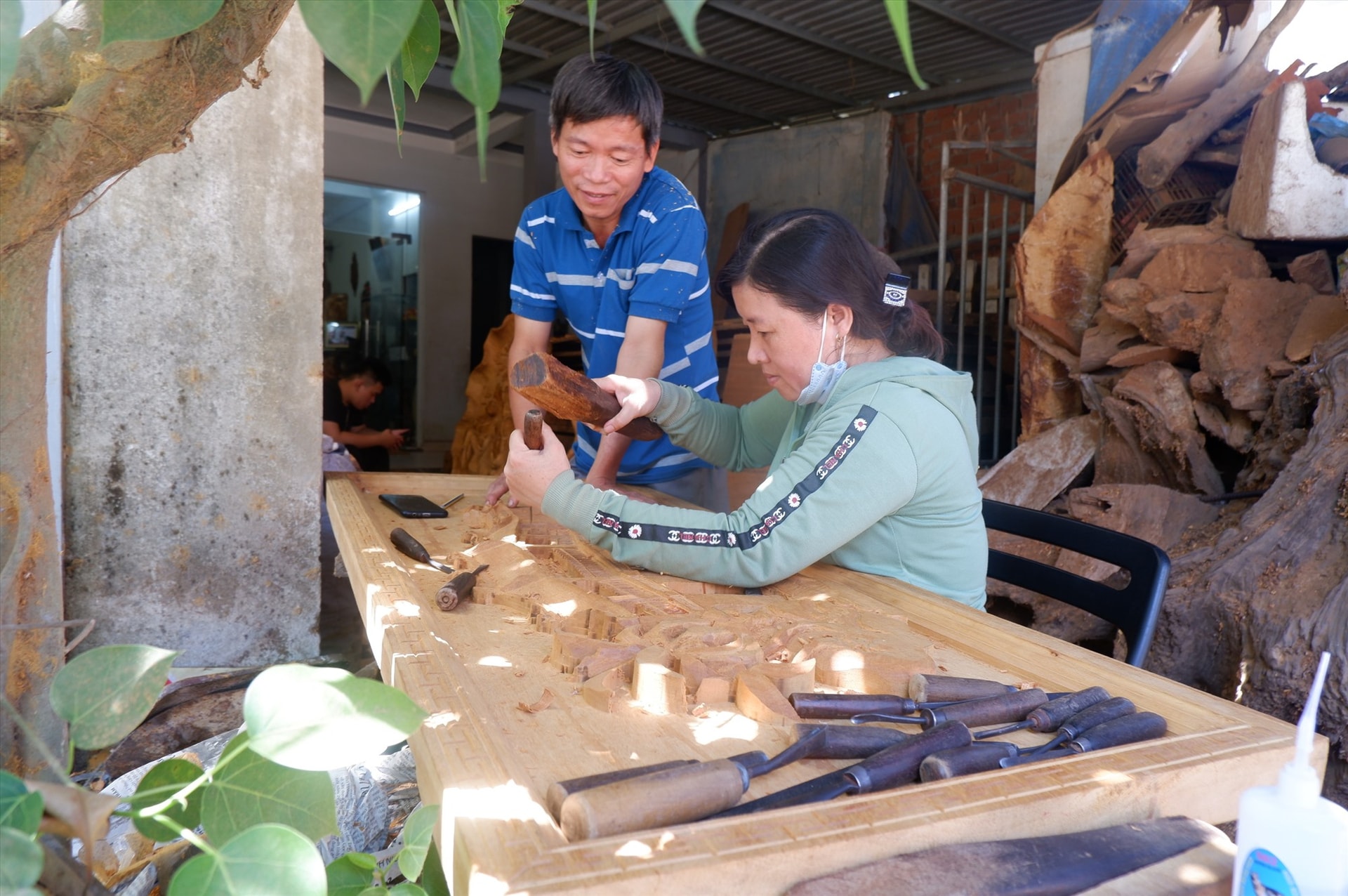 Nghệ nhân ưu tú Bùi Văn Thu và vợ cùng tạo nên những sản phẩm mộc mỹ nghệ truyền thống. Ảnh: X.H