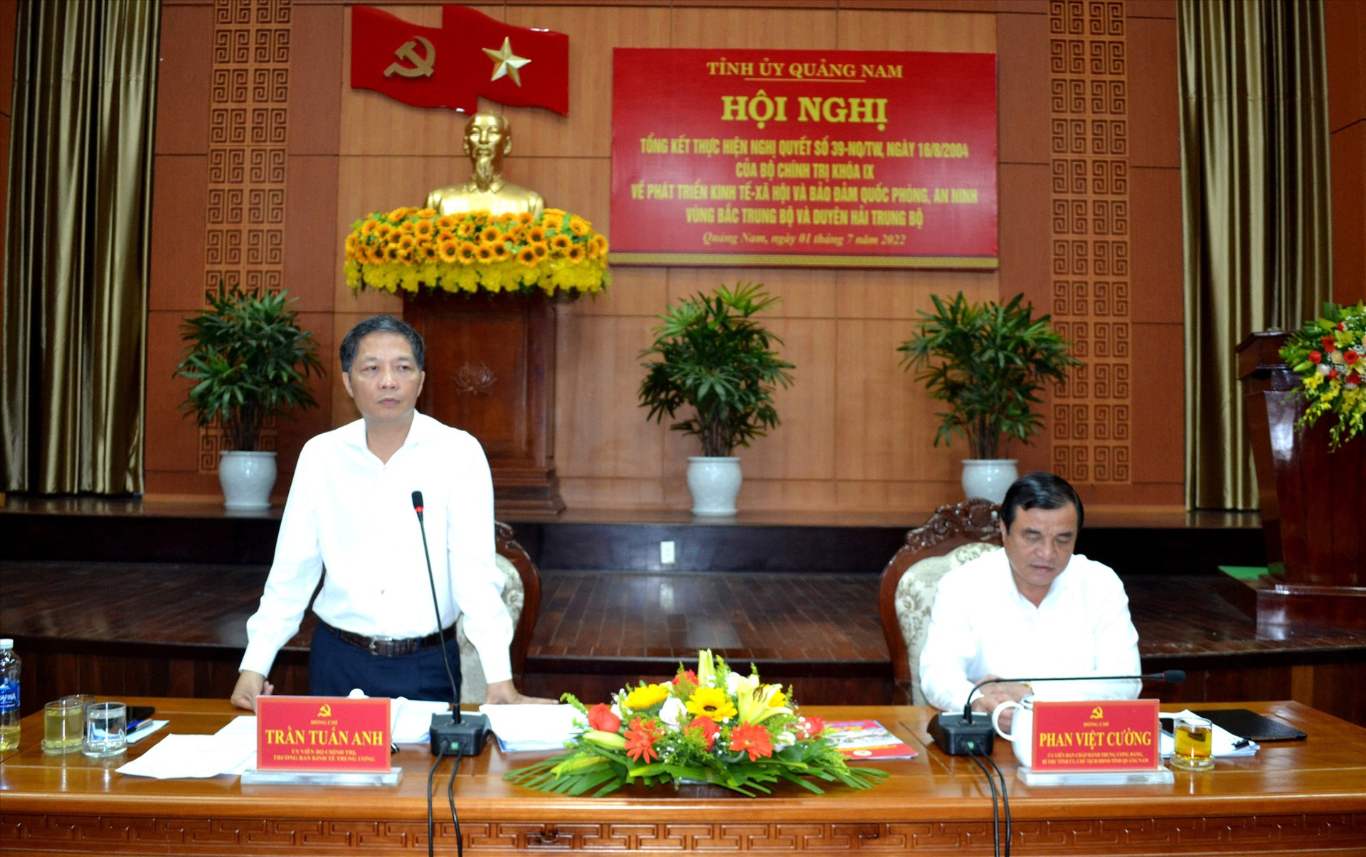 Đồng chí Phan Việt Cường và Trần Tuấn Anh chủ trì hội nghị tổng kết thực hiện Nghị quyết số 39 của Bộ Chính trị. Ảnh: NGUYỄN QUANG