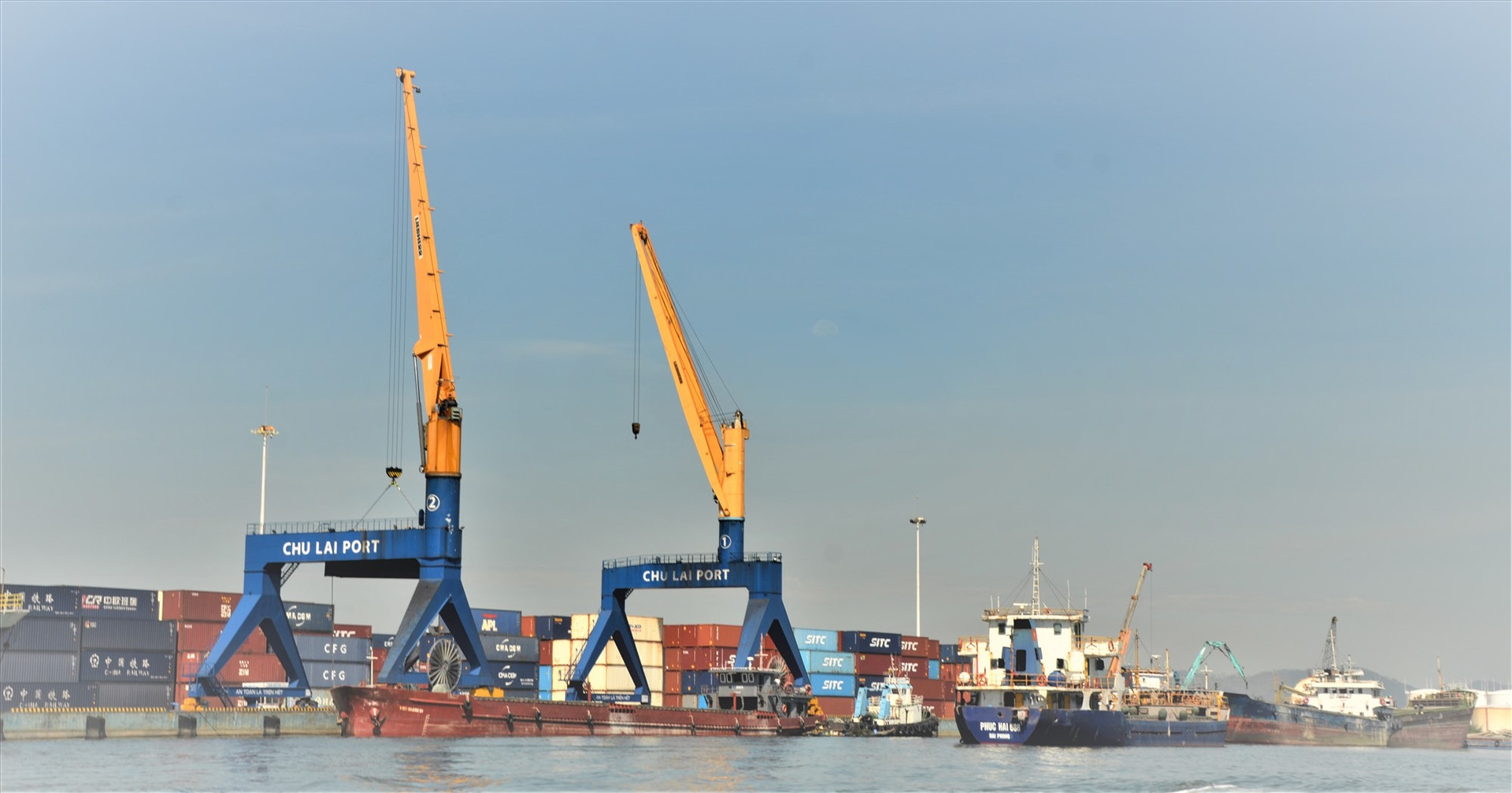 Hệ thống cảng biển là lợi thế cạnh tranh của vùng kinh tế trọng điểm miền Trung. TRONG ẢNH: Cảng Trường Hải - Chu Lai. Ảnh: H.P