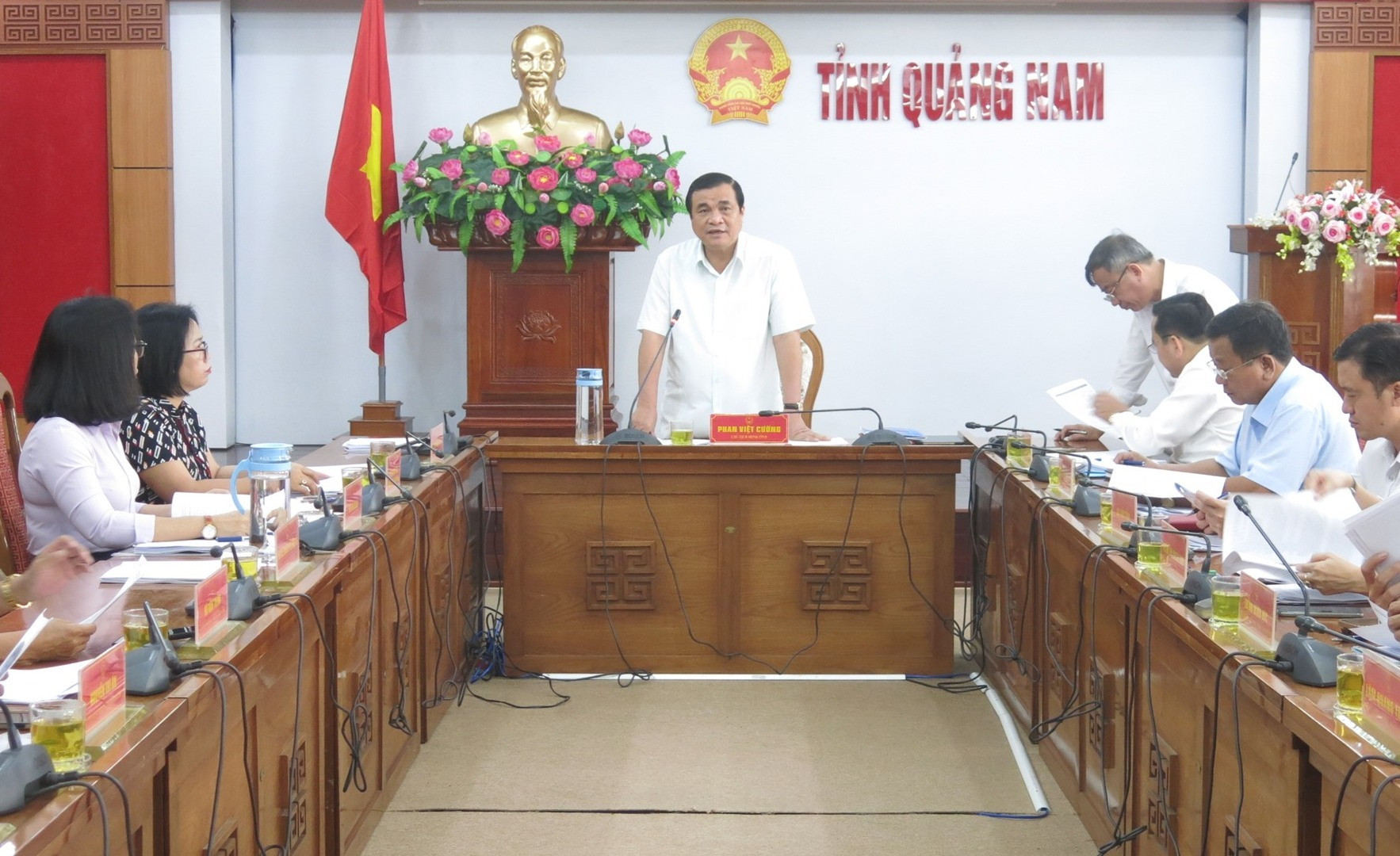 Chủ tịch HĐND tỉnh Phan Việt Cường chủ trì cuộc họp