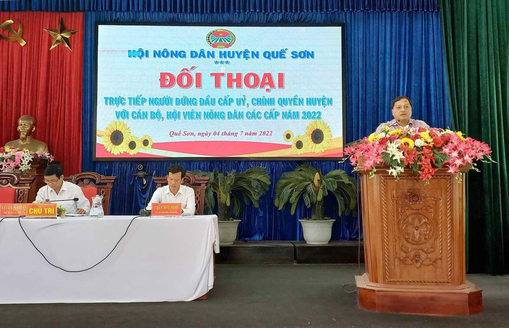 Ông Nguyễn Phước Sơn - Chủ tịch UBND huyện Quế Sơn trả lời kiến nghị của nông dân. ảnh DT