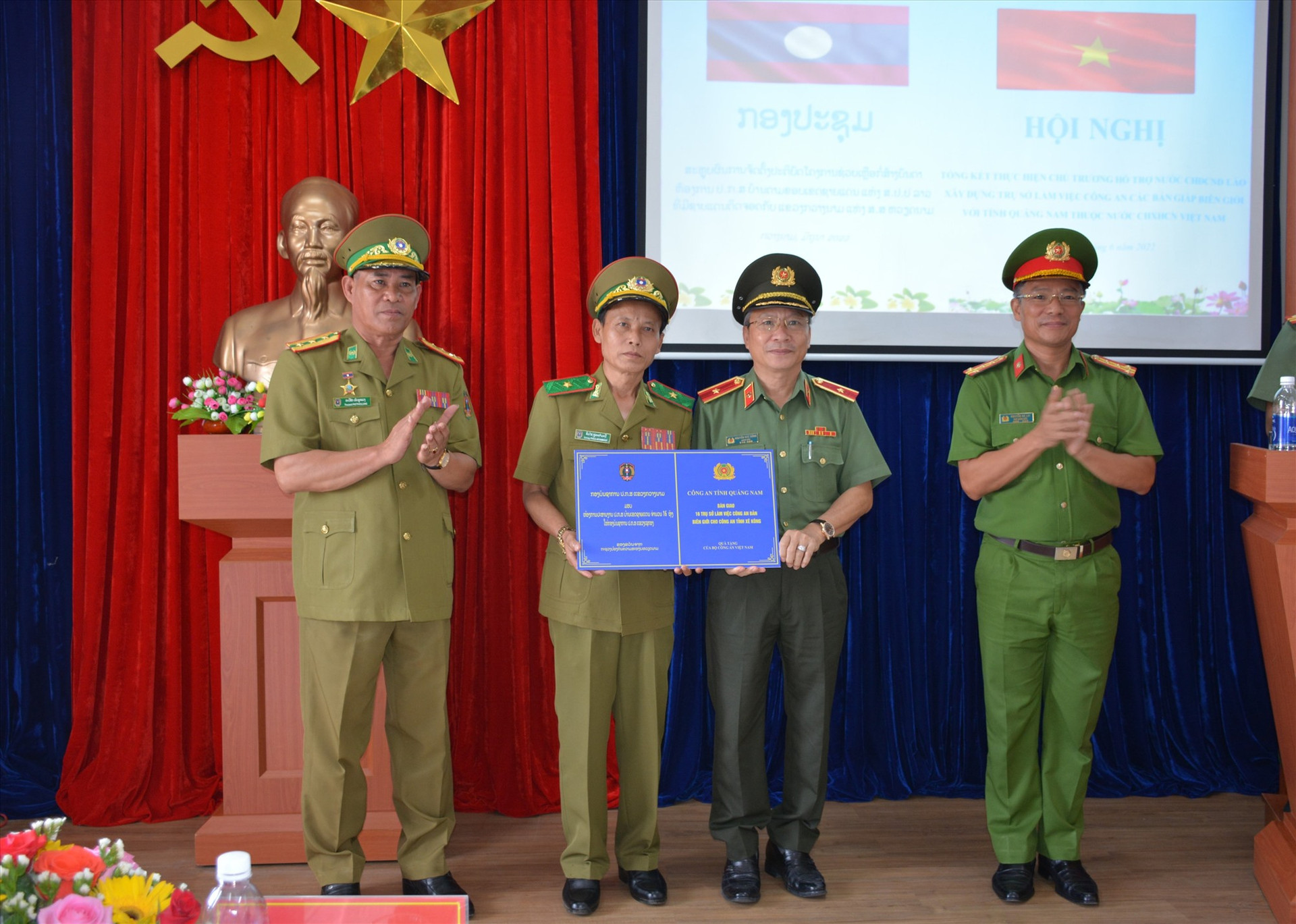 Công an tỉnh Quảng Nam bàn giao 16 trụ sở làm việc Công an bản biên giới với tổng kinh phí hơn 6,6 tỷ đông cho Công an tỉnh Xê Kông