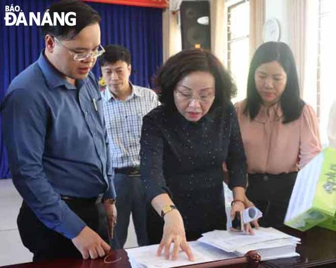 Phó Chủ tịch UBND thành phố Ngô Thị Kim Yến (thứ hai, trái sang) kiểm tra công tác rà soát danh sách thí sinh tại điểm thi Trường THCS-THPT Nguyễn Khuyến. Ảnh: NGỌC HÀ