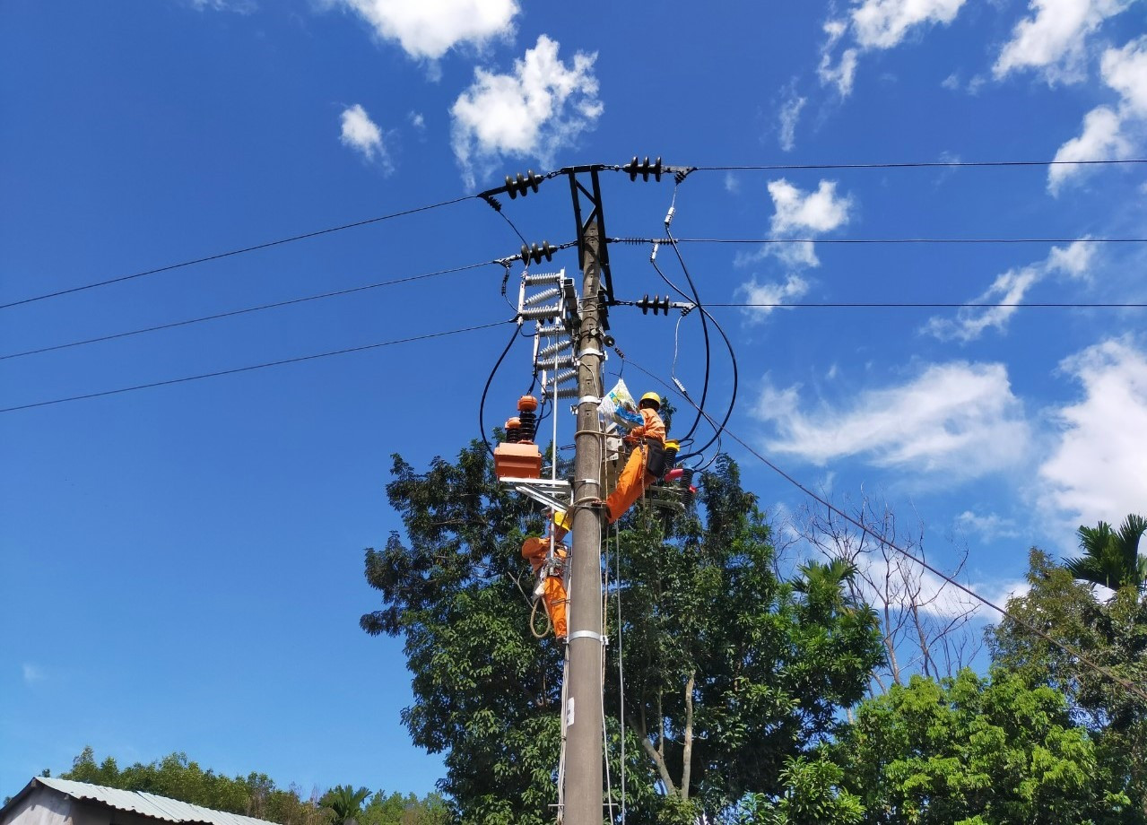 Công nhân Điện lực Hiệp Đức miệt mài kiểm tra, khắc phục đường dây lưới điện tại địa bàn quản lý. Ảnh: P.V
