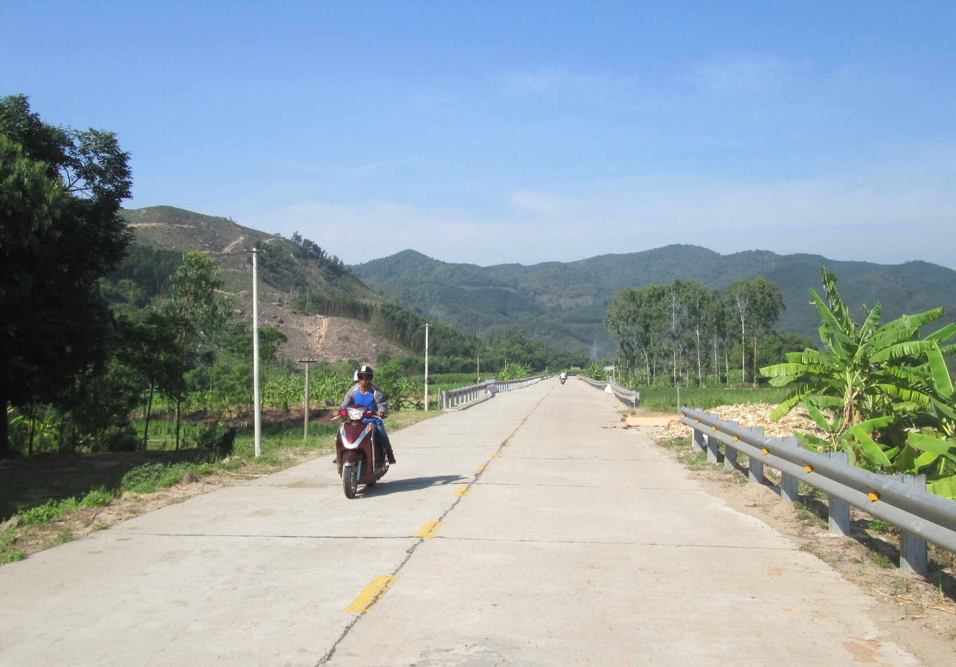 Hạ tầng giao thông ở huyện miền núi Nông Sơn được quan tâm đầu tư xây dựng kiên cố, khang trang. Ảnh: MAI NHI
