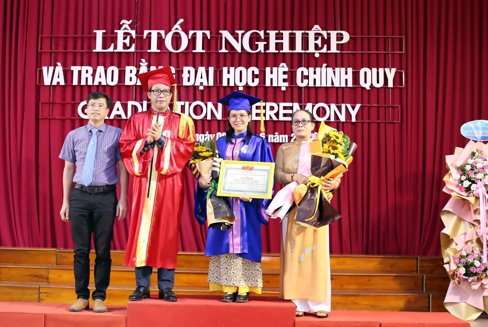 Huynh Thị Diễm Hằng cùng thầy và mẹ trong lễ nhận bằng tốt nghiệp. Ảnh: L.V.V