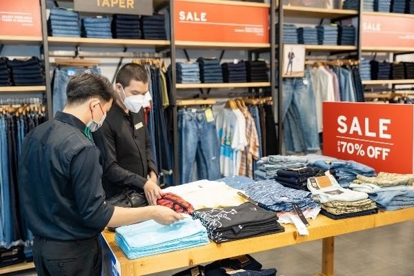 Hàng loạt thương hiệu thời trang, phụ kiện được yêu thích như Uniqlo, Max&Co, Mango, Giordano, Determinant,… đồng loạt áp dụng mức ưu đãi “siêu to” khiến Vincom Red Sale càng trở nên đông đúc, nhộn nhịp.