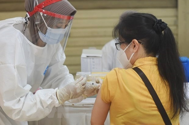 Tiêm vắcxin phòng COVID-19 cho người dân tại Jakarta. (Ảnh: THX/TTXVN)
