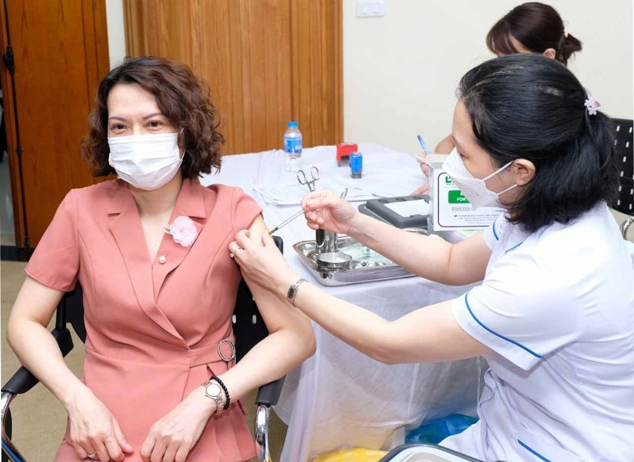 Thứ trưởng Bộ Y tế Nguyễn Thị Liên Hương tiêm vaccine COVID-19 mũi 4 tại lễ phát động Ảnh: Trần Minh