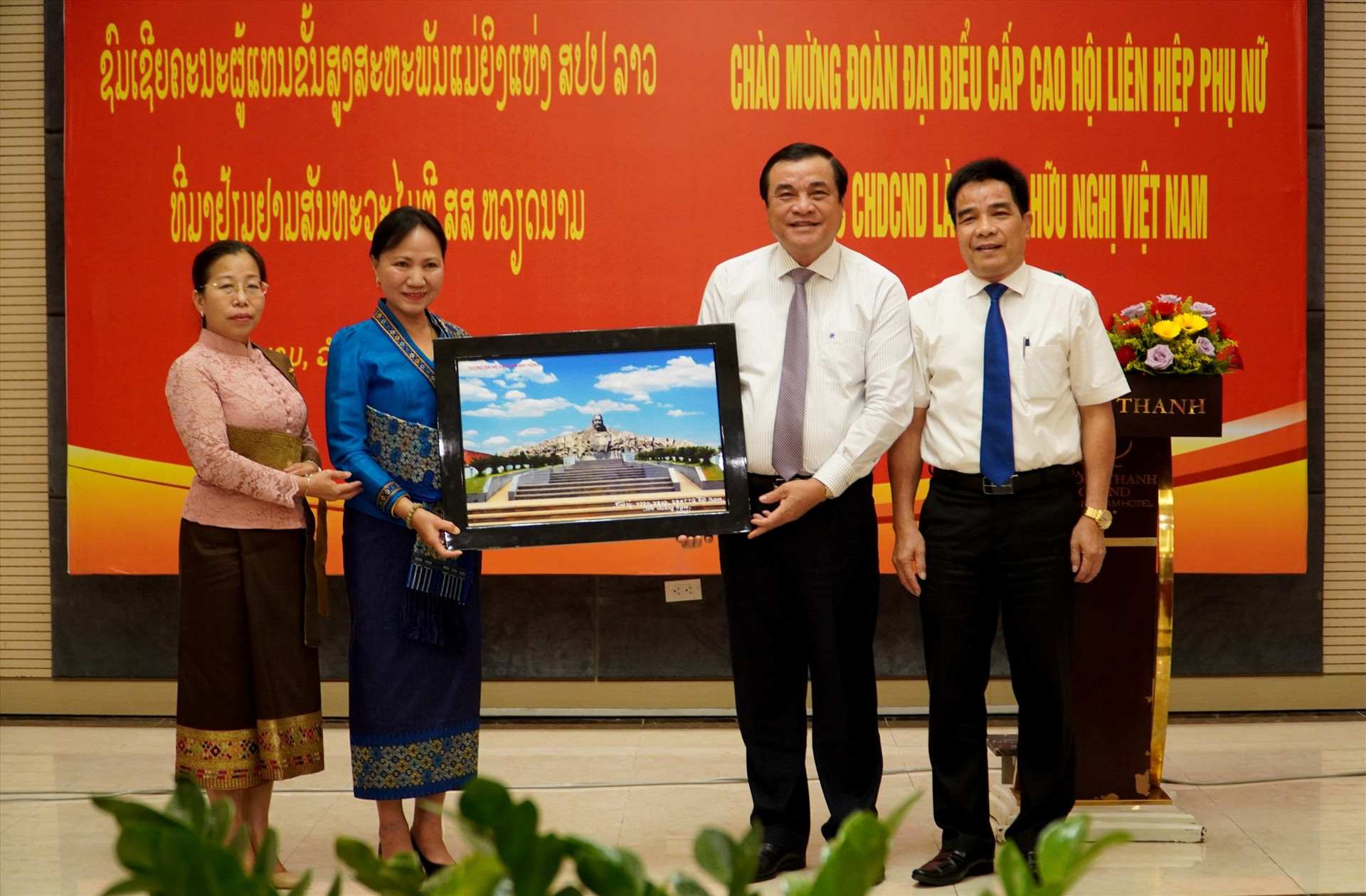 Lãnh đạo tỉnh tặng quà cho Đoàn đại biểu cấp cao Hội LHPN Nước Cộng hòa Dân chủ Nhân dân Lào. Ảnh: Q.L