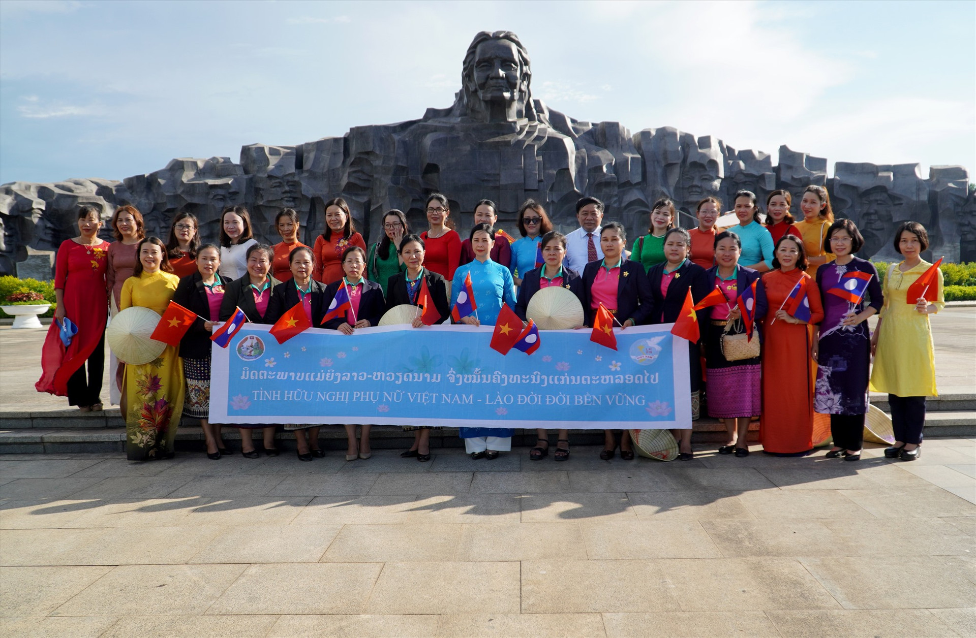 Đoàn đại biểu cấp cao Hội LHPN Nước Cộng hòa Dân chủ Nhân dân Lào chụp ảnh lưu niệm tại Tượng đài Mẹ Việt Nam anh hùng. Ảnh: Q.L
