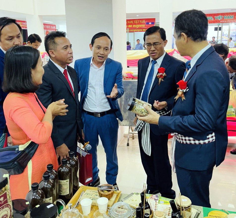 Gian hàng các doanh nghiệp Quảng Nam tham gia triển lãm hàng hoá tại Hội chợ thương mại hữu nghị Lào - Việt Nam tại tỉnh Sê Kông.