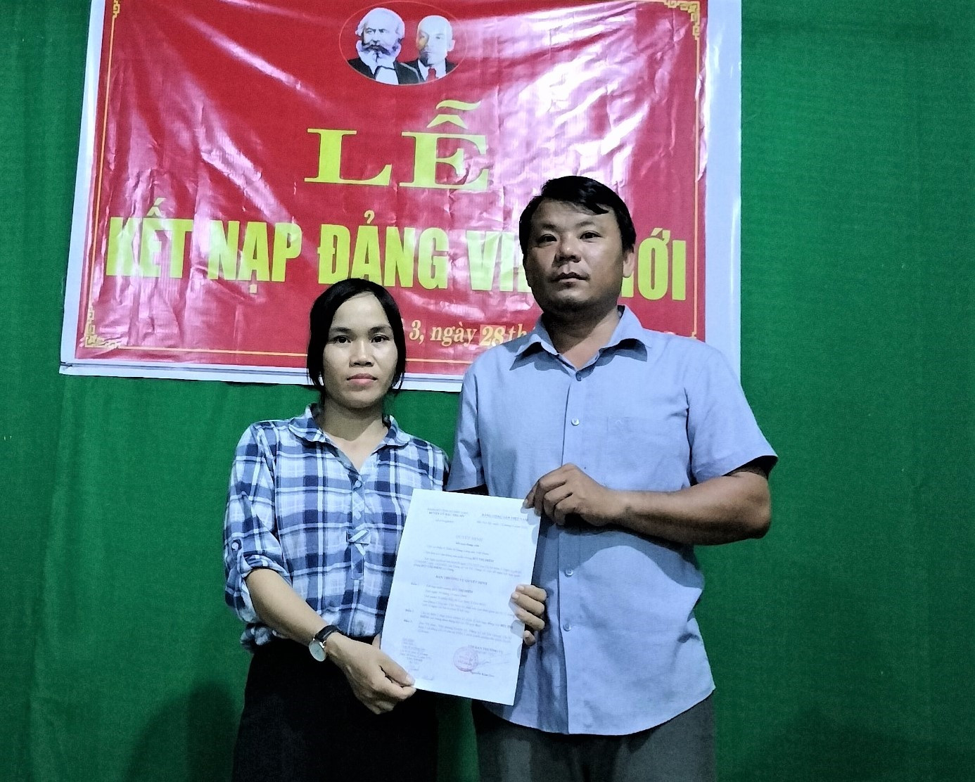 Chi bộ Đảng thôn 3, xã Trà Giang làm lễ kết nạp và trao quyết định chuẩn y cho Đảng viên mới Bùi Thị Diễm, người dân tộc Mường hồi cuối tháng 6.2022.