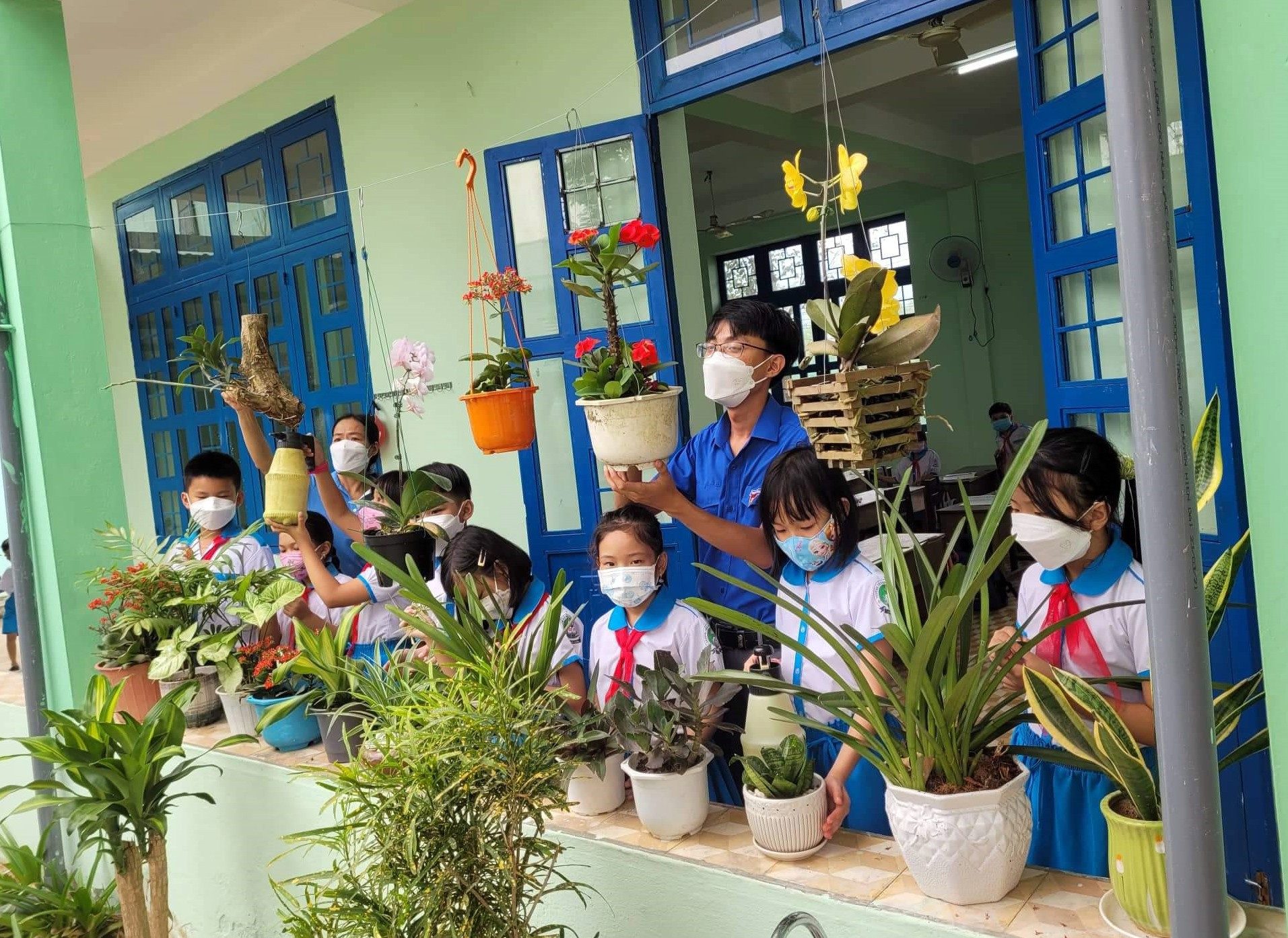 Học sinh trồng cây xanh trang trí trước lớp học. Ảnh: T.T
