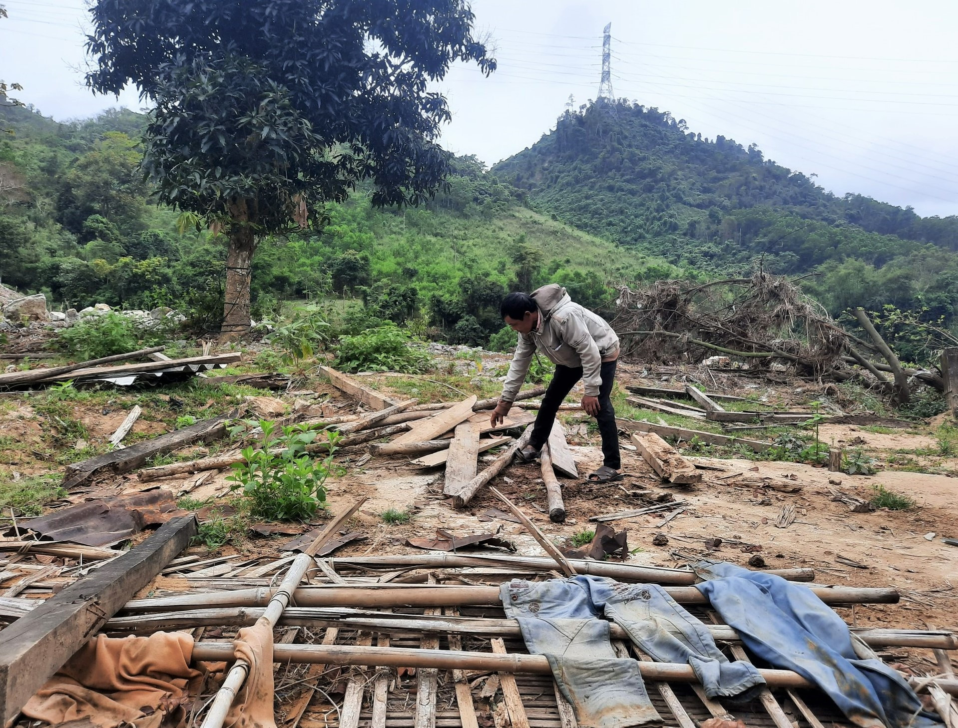 Nhiều nhà cửa, hoa màu của người dân Nam Giang bị thiệt hại trong đợt mưa lũ năm 2020, nhưng đến nay vẫn chưa nhận được tiền hỗ trợ theo Nghị định 02 của Chính phủ. Ảnh: ĐĂNG NGUYÊN