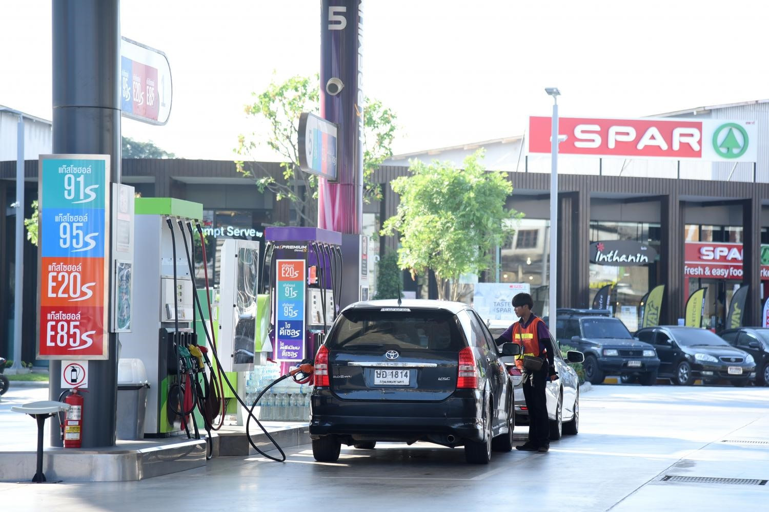 Giá nhiên liệu được hiển thị trên màn hình tại một trạm xăng ở Bangkok,