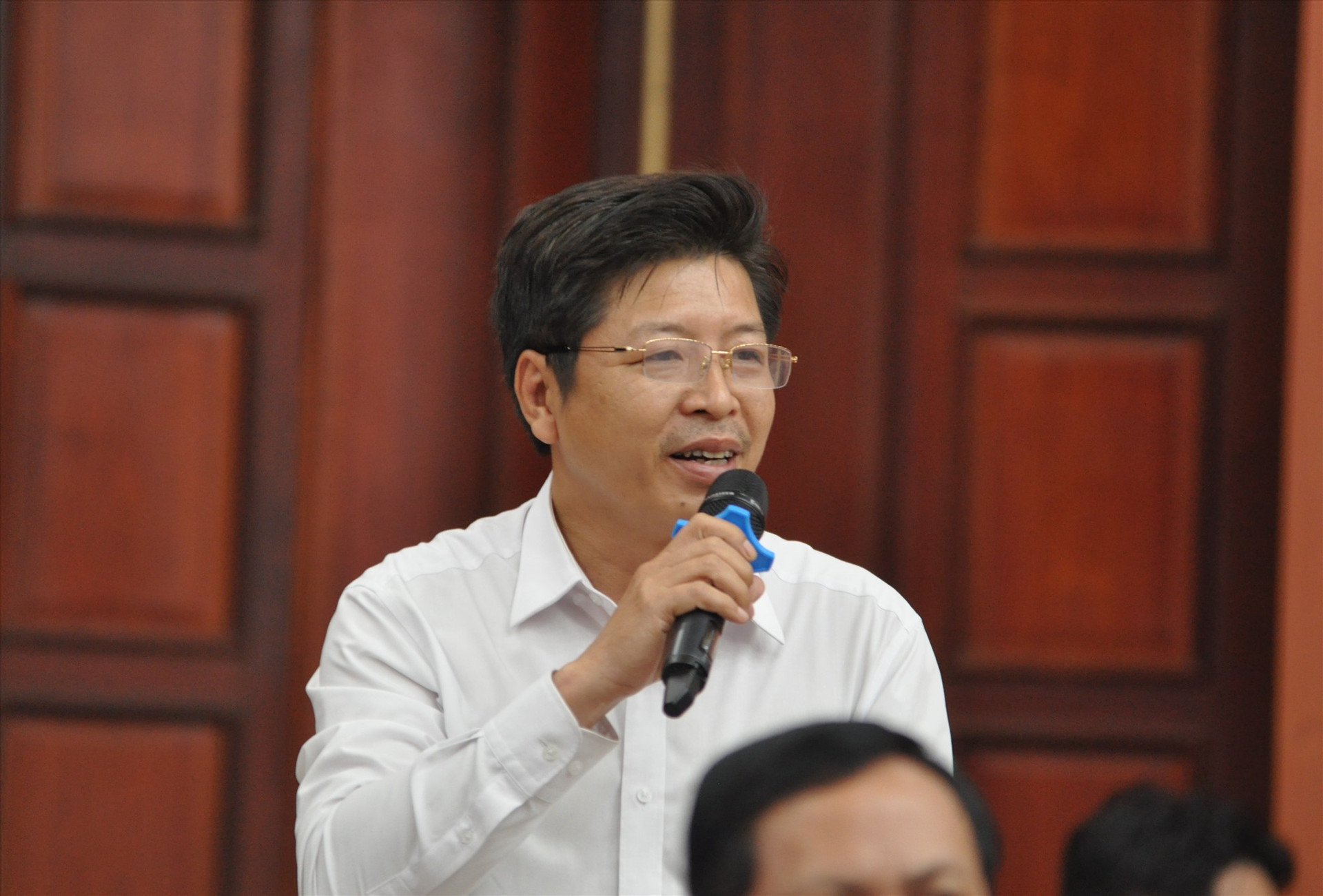 Chủ tịch UBND huyện Đông Giang- ông Avô Tô Phương phát biểu kiến nghị thi tuyển giáo viên và mở rộng cụm công nghiệp xã Ba lên 40 ha. Ảnh: X.P