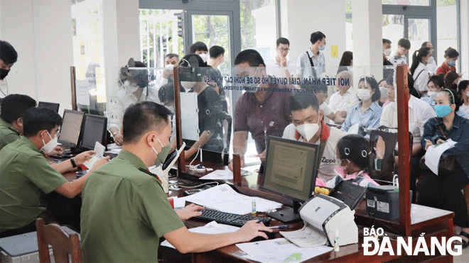 Người dân đến làm thủ tục cấp hộ chiếu mẫu mới tại Phòng Quản lý xuất nhập cảnh, Công an thành phố Đà Nẵng. Ảnh: ĐẮC MẠNH