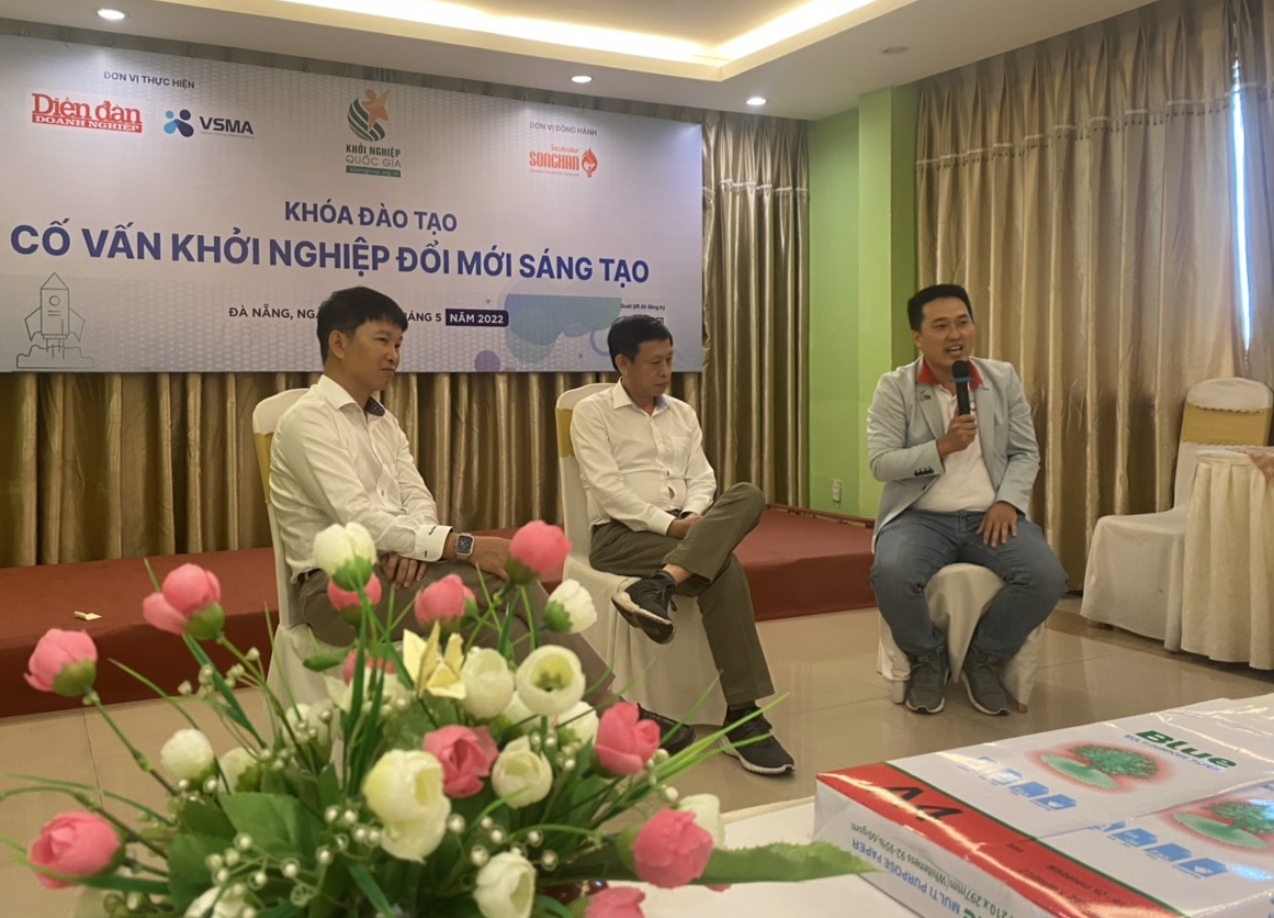 Tác giả (ngoài cùng bên phải) giao lưu, chia sẻ với các học viên khóa cố vấn khởi nghiệp đổi mới sáng tạo tại Đà Nẵng. Ảnh: CTV