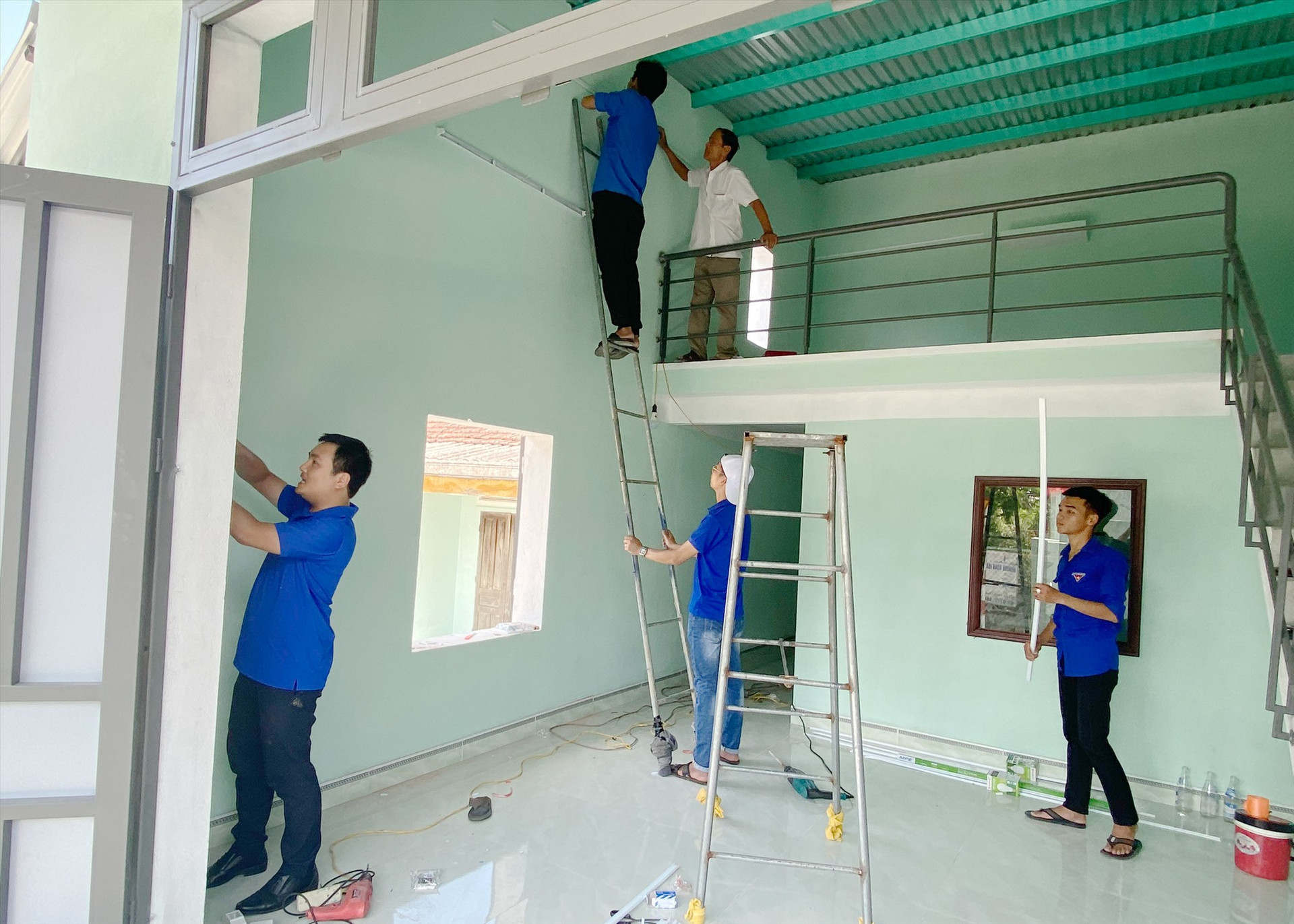 Đoàn viên thanh niên thi công lắp đặt điện nước tại nhà anh Phạm Chí Quý.