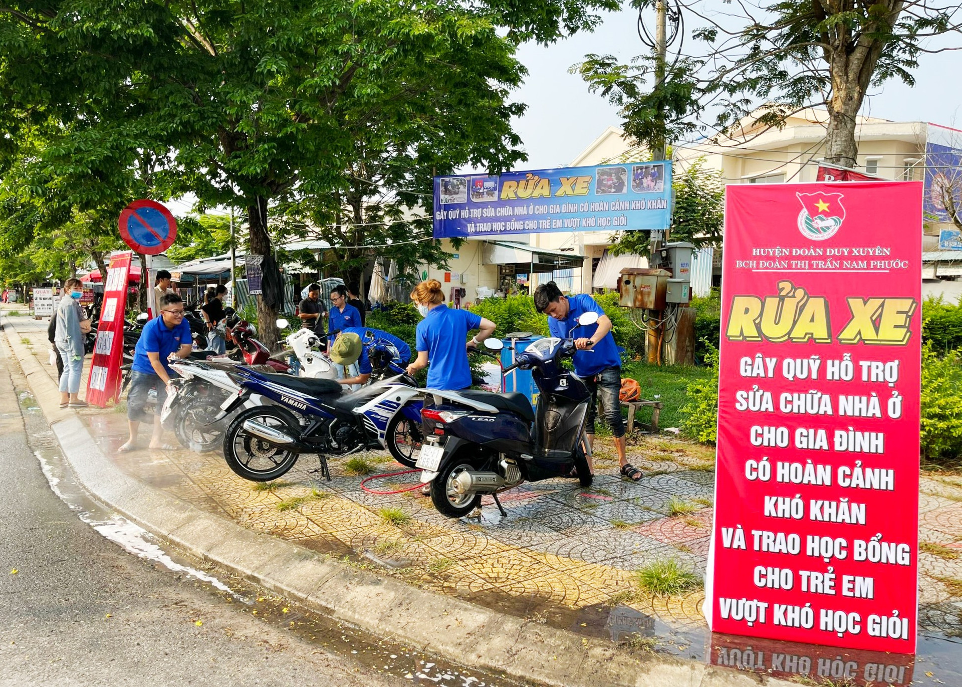 Hoạt động gây quỹ diễn ra tại khu phố chợ thị trấn Nam Phước. Ảnh: P.V