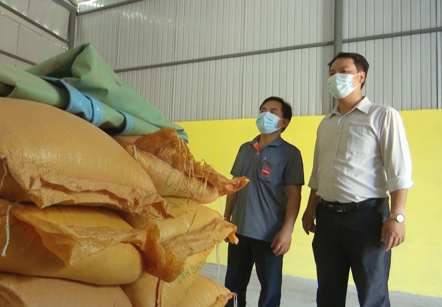Một kho dự trữ gạo ở huyện Phước Sơn, chờ chuyển đến các xã vùng cao. Ảnh: T.S