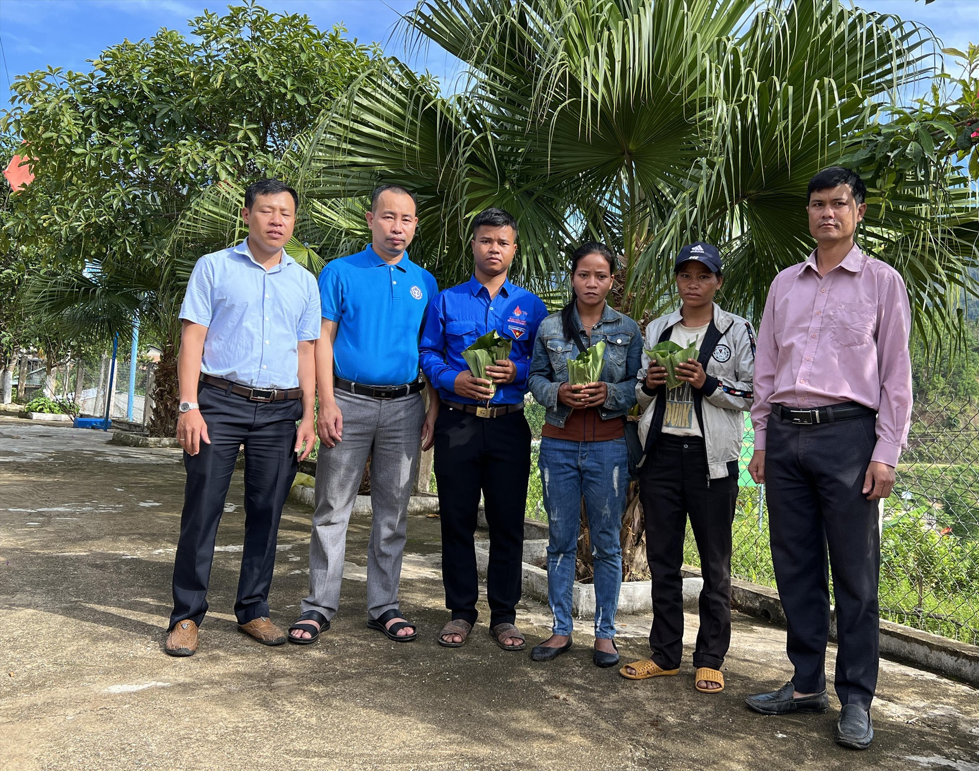 Bảo hiểm Xã hội huyện Nam Trà My trao sâm giống cho hộ đăng ký thoát nghèo năm 2022. Ảnh: Tấn Sỹ