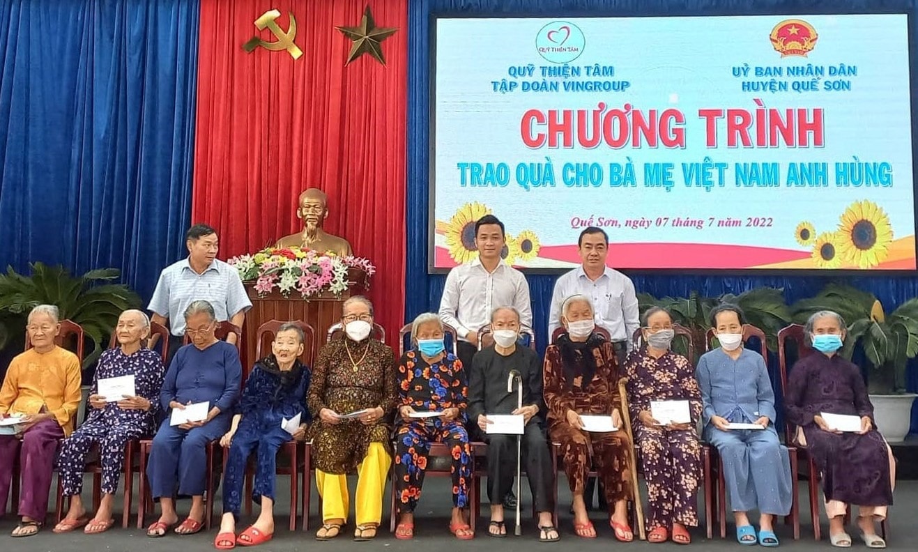 Tặng quà cho Mẹ Việt Nam anh hùng tại Quế Sơn. ảnh DT