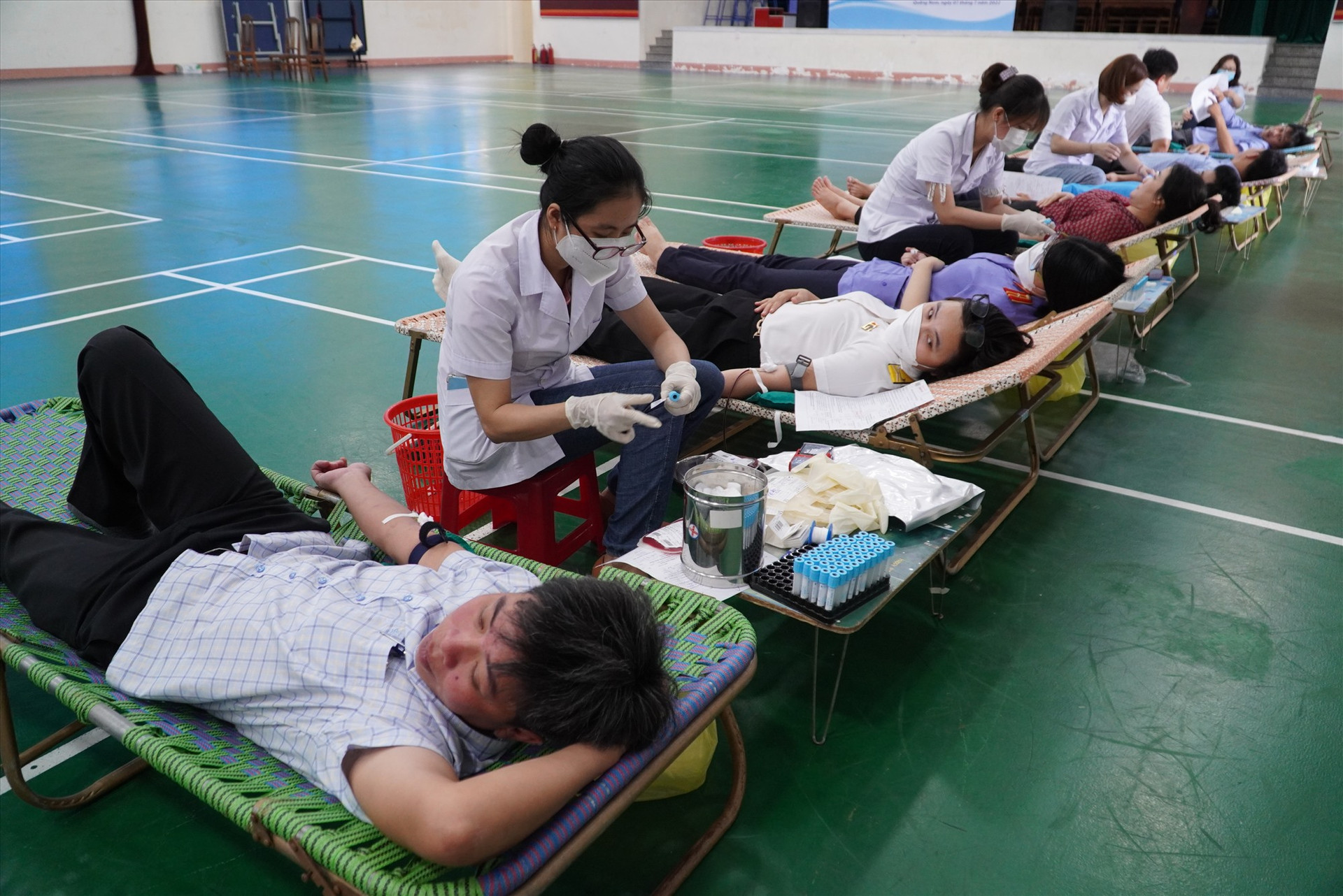 Đông đảo cán bộ, công chức, viên chức, người lao động tham gia hiến máu tình nguyện. Ảnh: H.Q