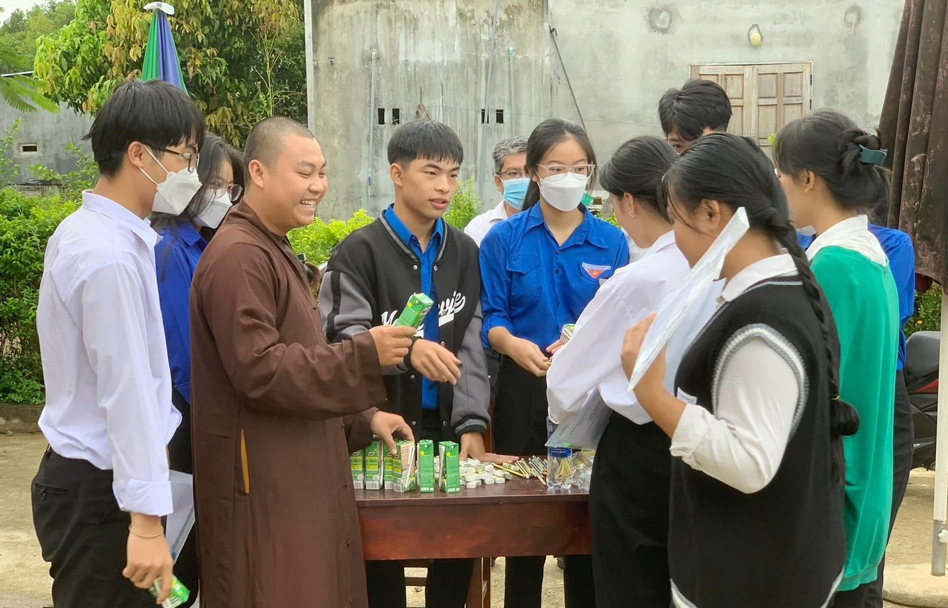 Đội tiếp sức mùa thi tại Trường THPT Âu Cơ (huyện Đông Giang) tặng nước, sửa, thức ăn nhẹ cho các thí sinh. Ảnh: Tuổi trẻ Quảng Nam