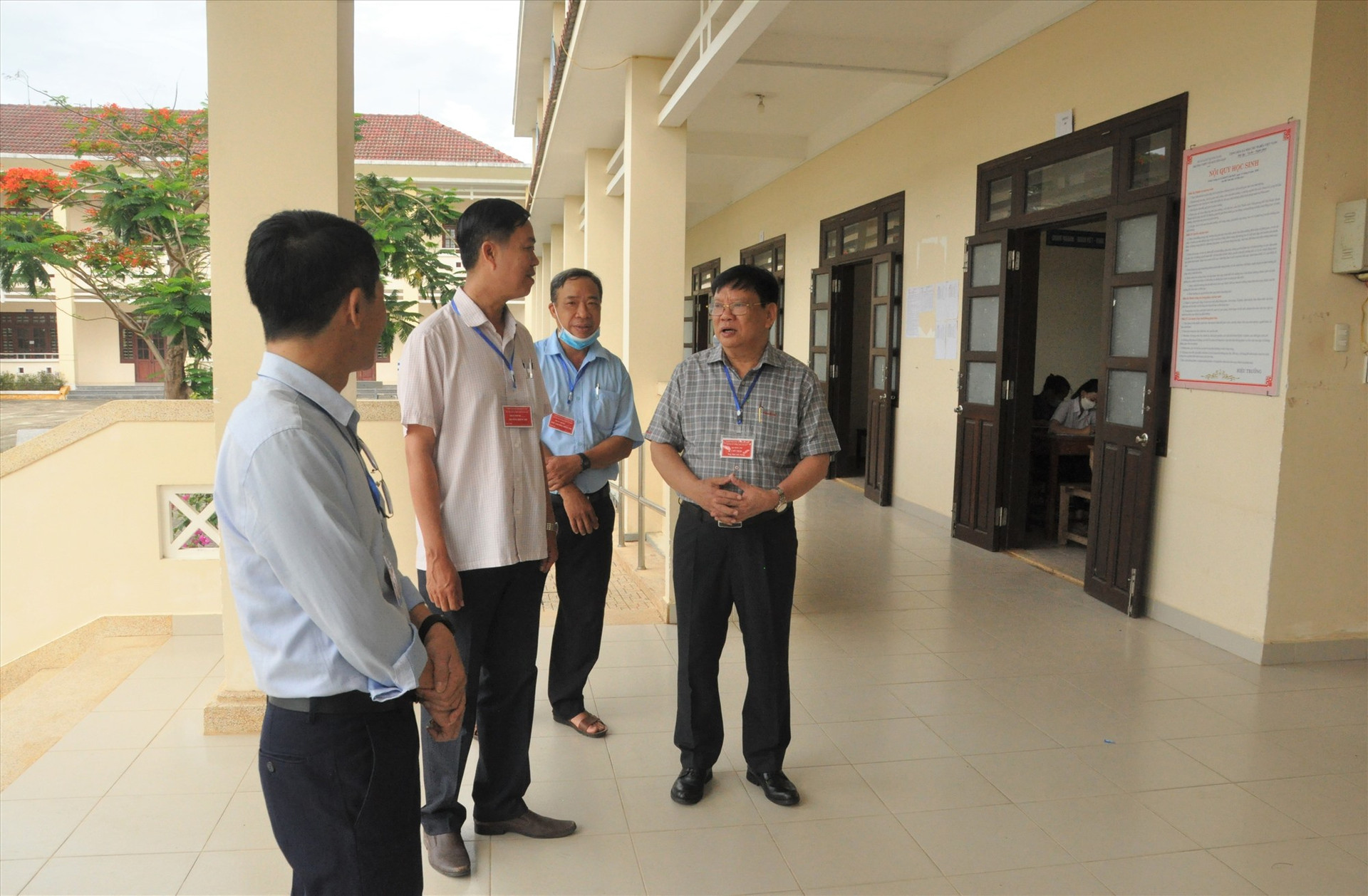 Giám đốc Sở GD-ĐT Thái Viết Tường - Chủ tịch Hội đồng thi tỉnh đã đi kiểm tra công tác tổ chức thi tại điểm thi Trường THPT Võ Nguyên Giáp (Phú Ninh). Ảnh: X.P
