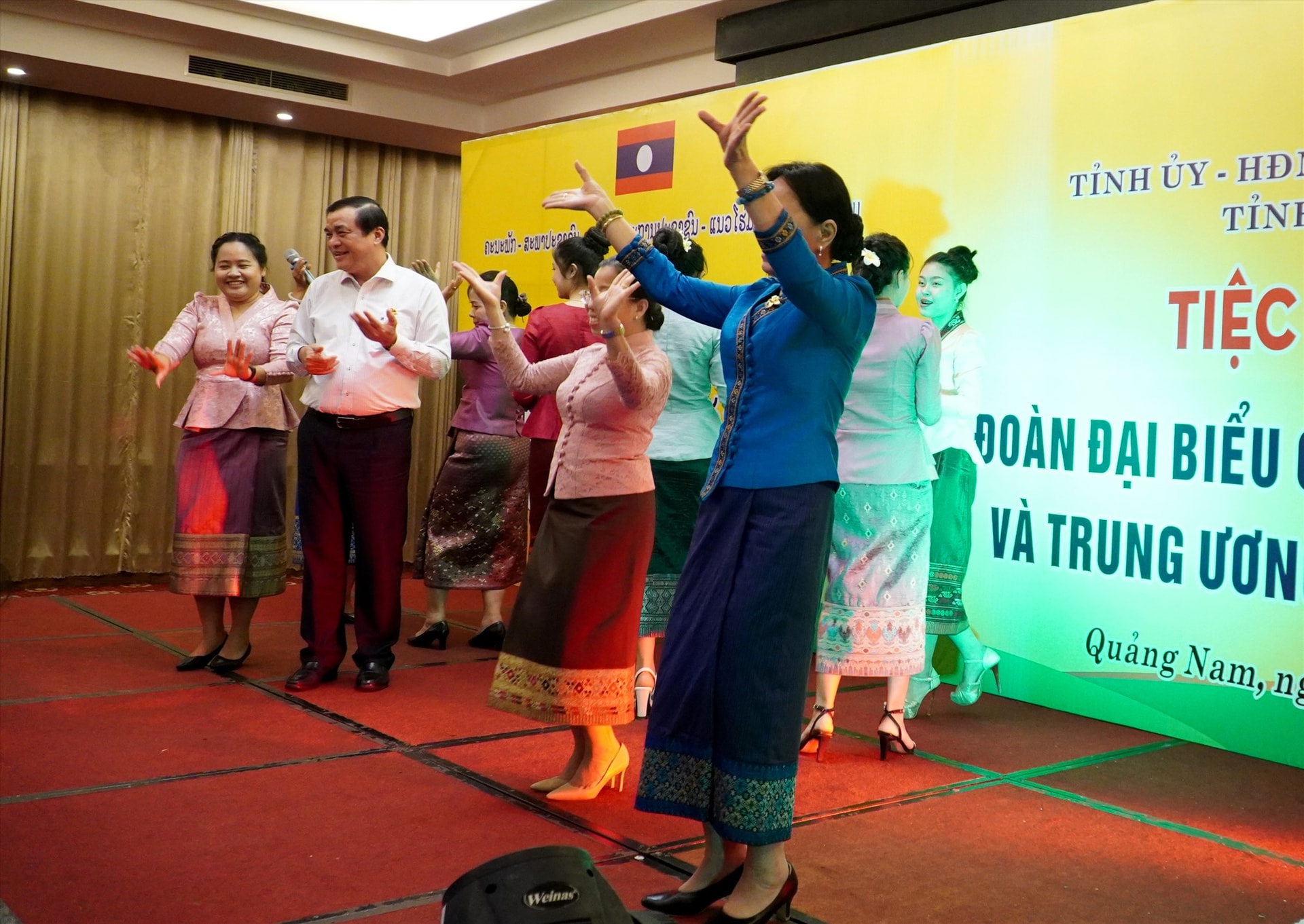 Lãnh đạo Quảng Nam hòa cùng điệu múa truyền thống của Lào trong buổi tiệc chiêu đãi Đoàn công tác. Ảnh: Q.L