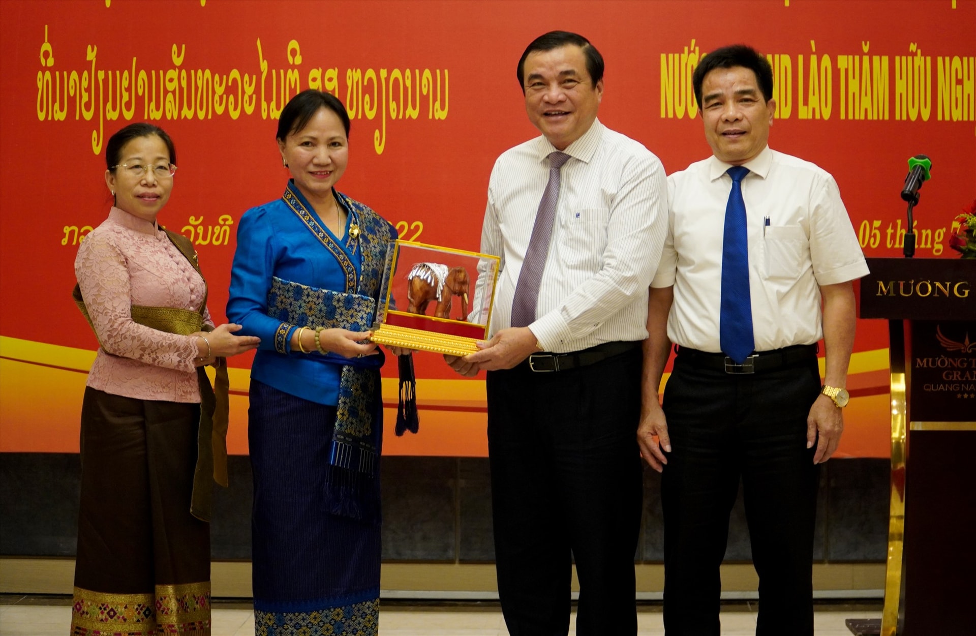Hội LHPN Lào tặng quà kỉ niệm - biểu tượng đất nước triệu voi cho lãnh đạo Quảng Nam. Ảnh: Q.L