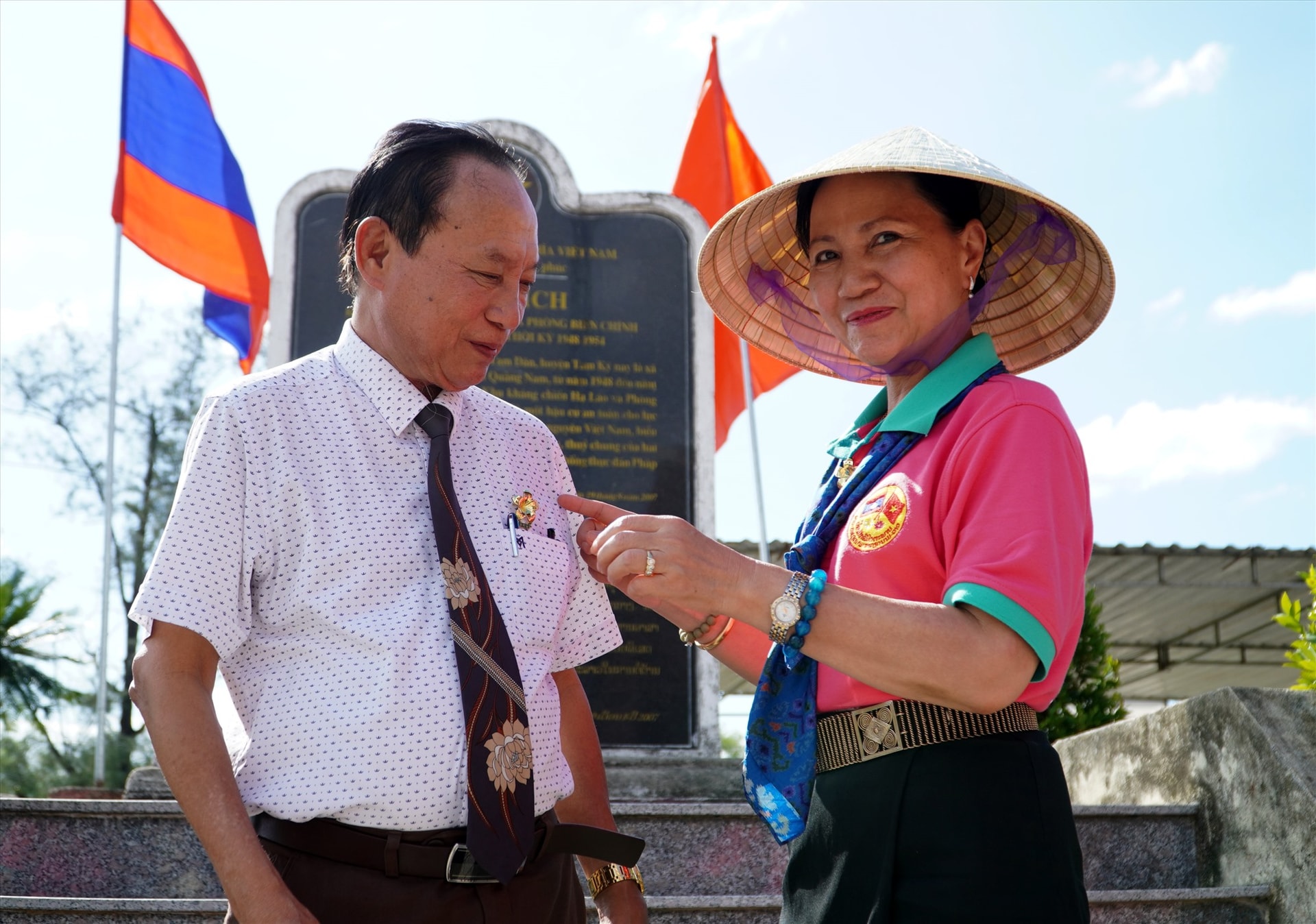 Bà Inlavanh Keobounphanh, Ủy viên Trung ương Đảng, Chủ tịch Hội LHPN Lào tặng huy hiệu kỉ niệm cho Bí thư Huyện ủy Phú Ninh tại Khu kháng chiến Hạ Lào và Phòng Biên chính miền Nam Trung bộ. Ảnh: Q.L