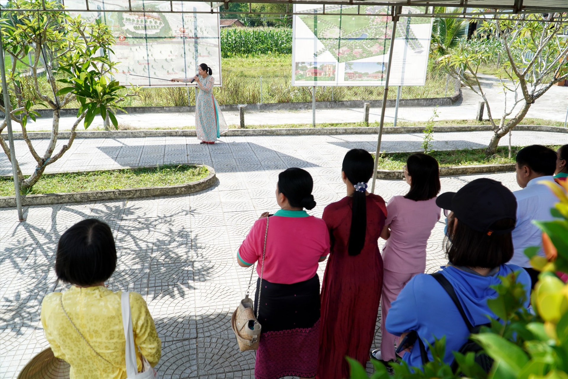 Hội LHPN Lào tìm hiểu về di tích lịch sử Quốc gia Khu kháng chiến Hạ Lào và Phòng Biên chính miền Nam Trung bộ đóng tại thị trấn Phú Thịnh (Phú Ninh). Ảnh: Q.L
