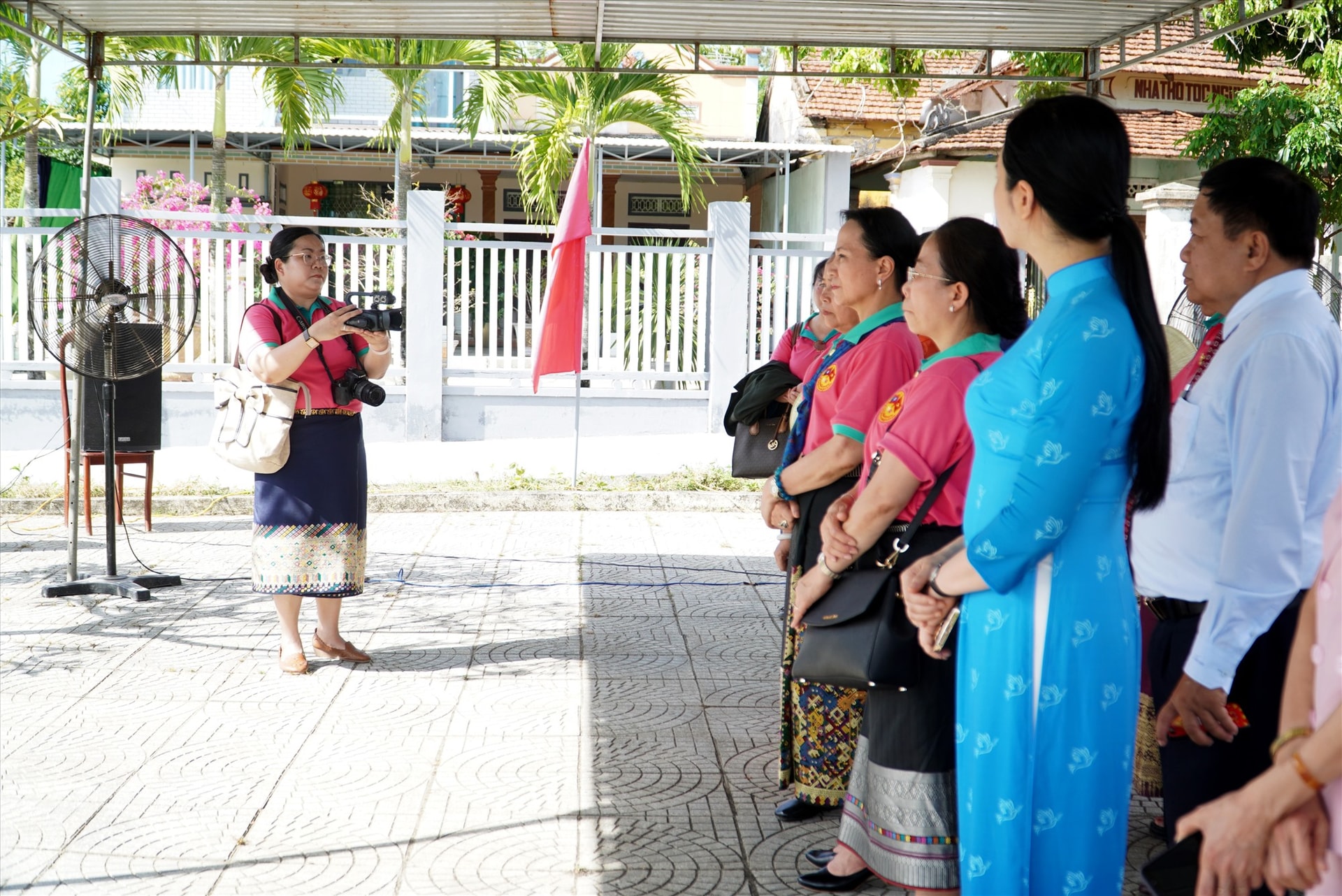 Phóng viên Báo Phụ nữ Lào ghi lại những hình ảnh Đoàn công tác trong chuyến thăm hữu nghị Việt Nam tại Quảng Nam. Ảnh: Q.L