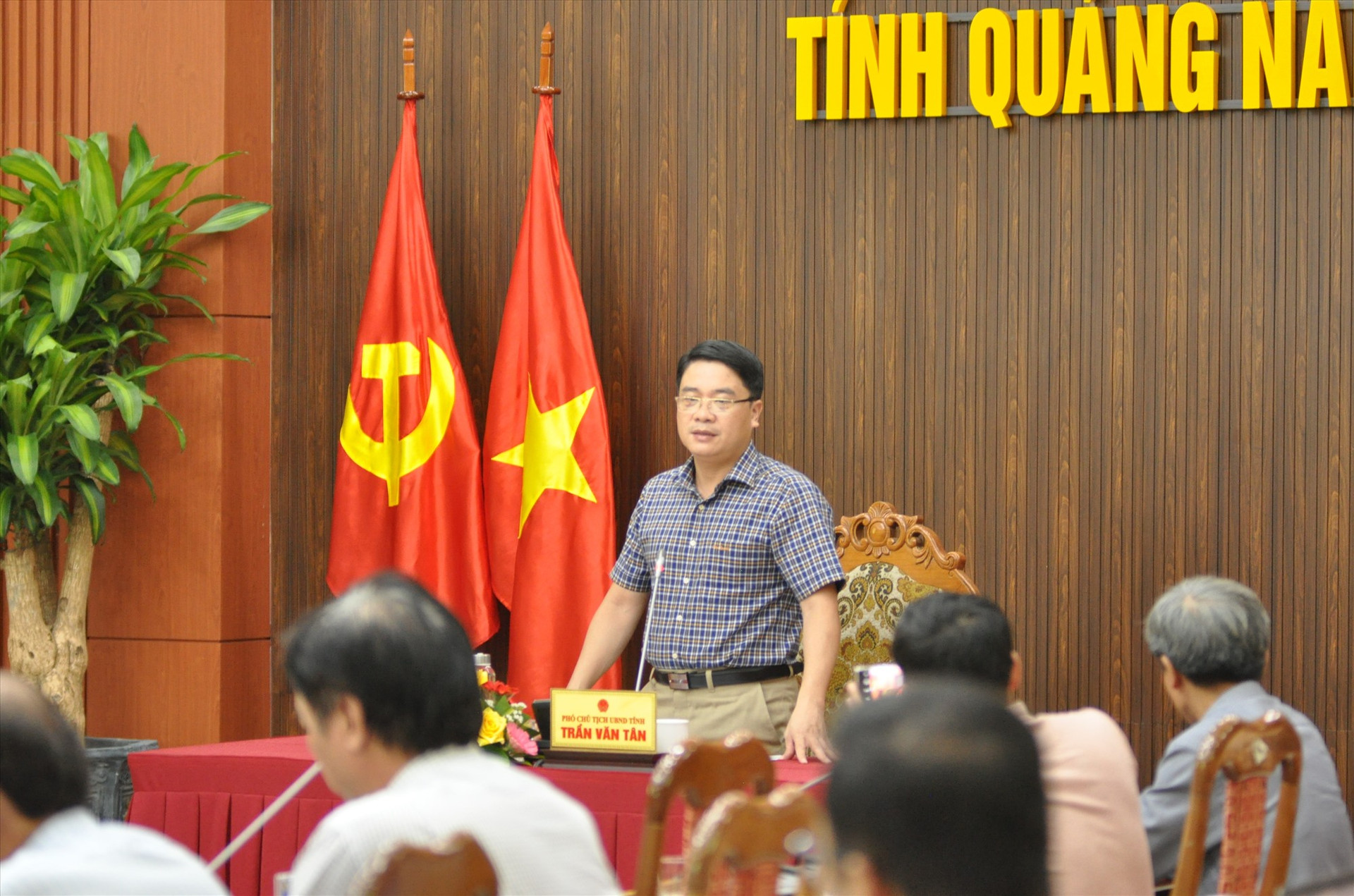 Phó Chủ tịch UBND tỉnh Trần Văn Tân chủ trì buổi họp báo. Ảnh: X.P