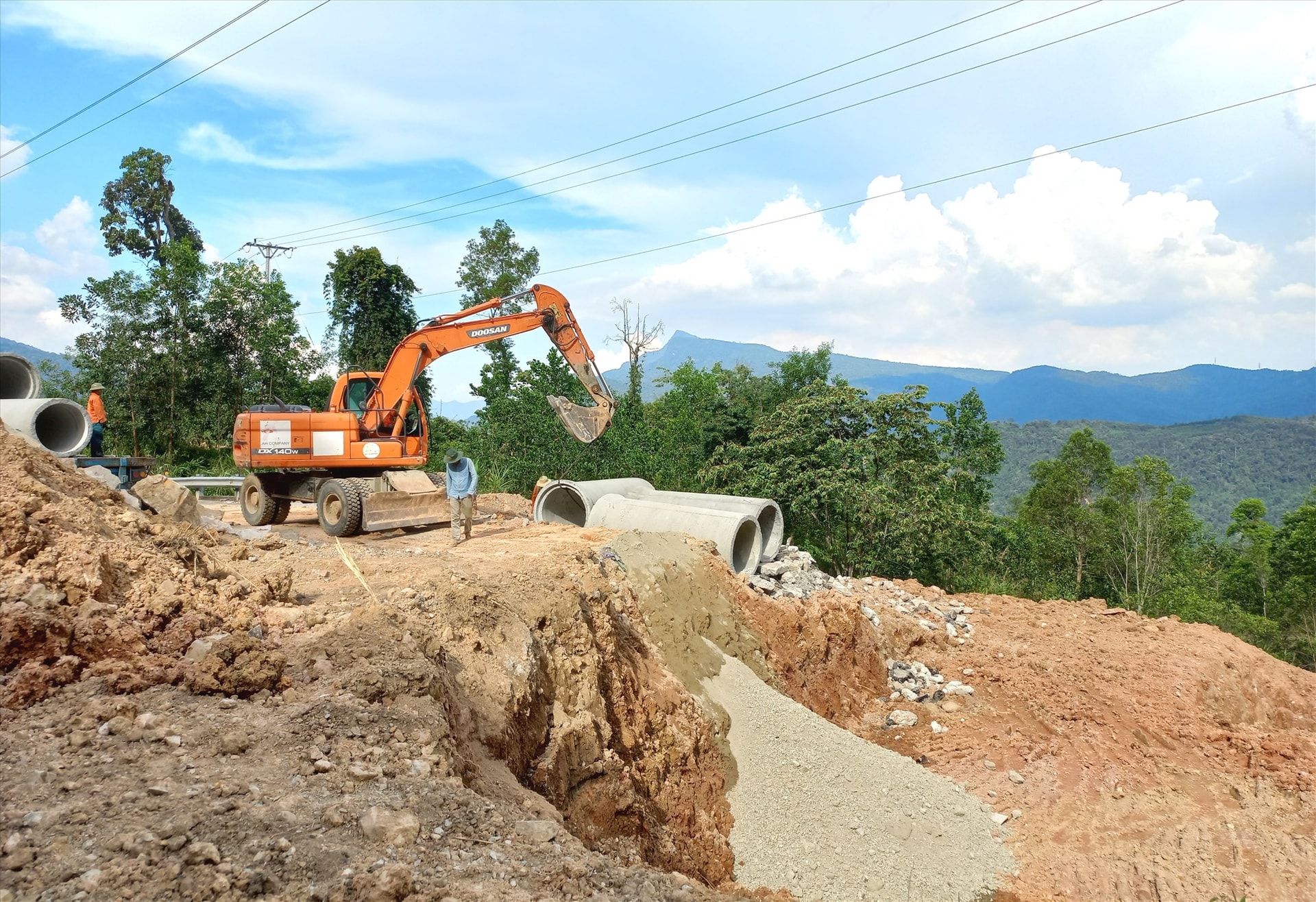 Thi công khắc phục tình trạng lún, gãy nền đường Hồ Chí Minh, đoạn qua xã Mà Cooih (Đông Giang). Ảnh: K.K