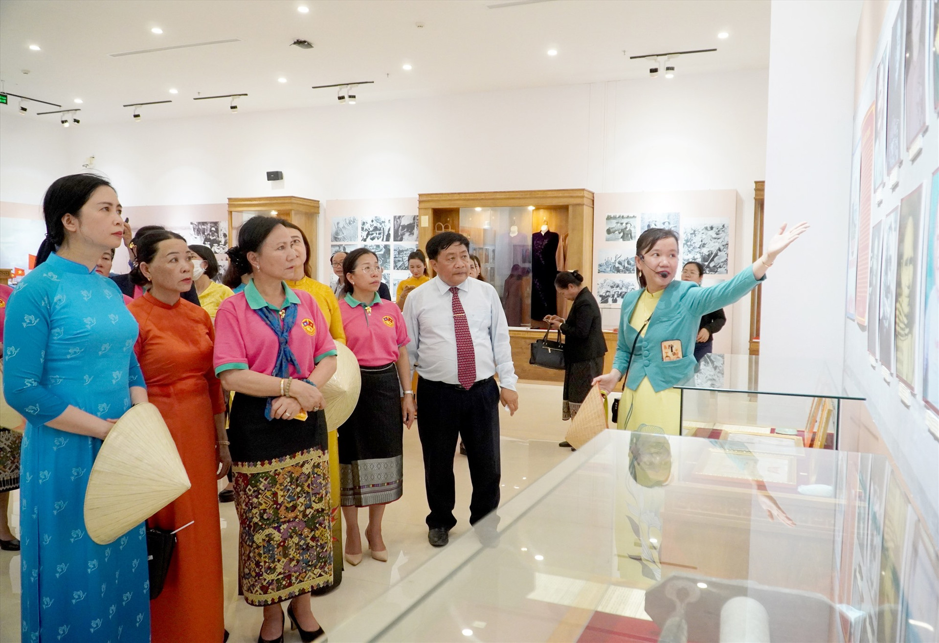 Đoàn đại biểu cấp cao Hội LHPN Lào tham quan bảo tàng lịch sử tại Tượng đài Mẹ Việt Nam anh hùng. Ảnh: Q.L