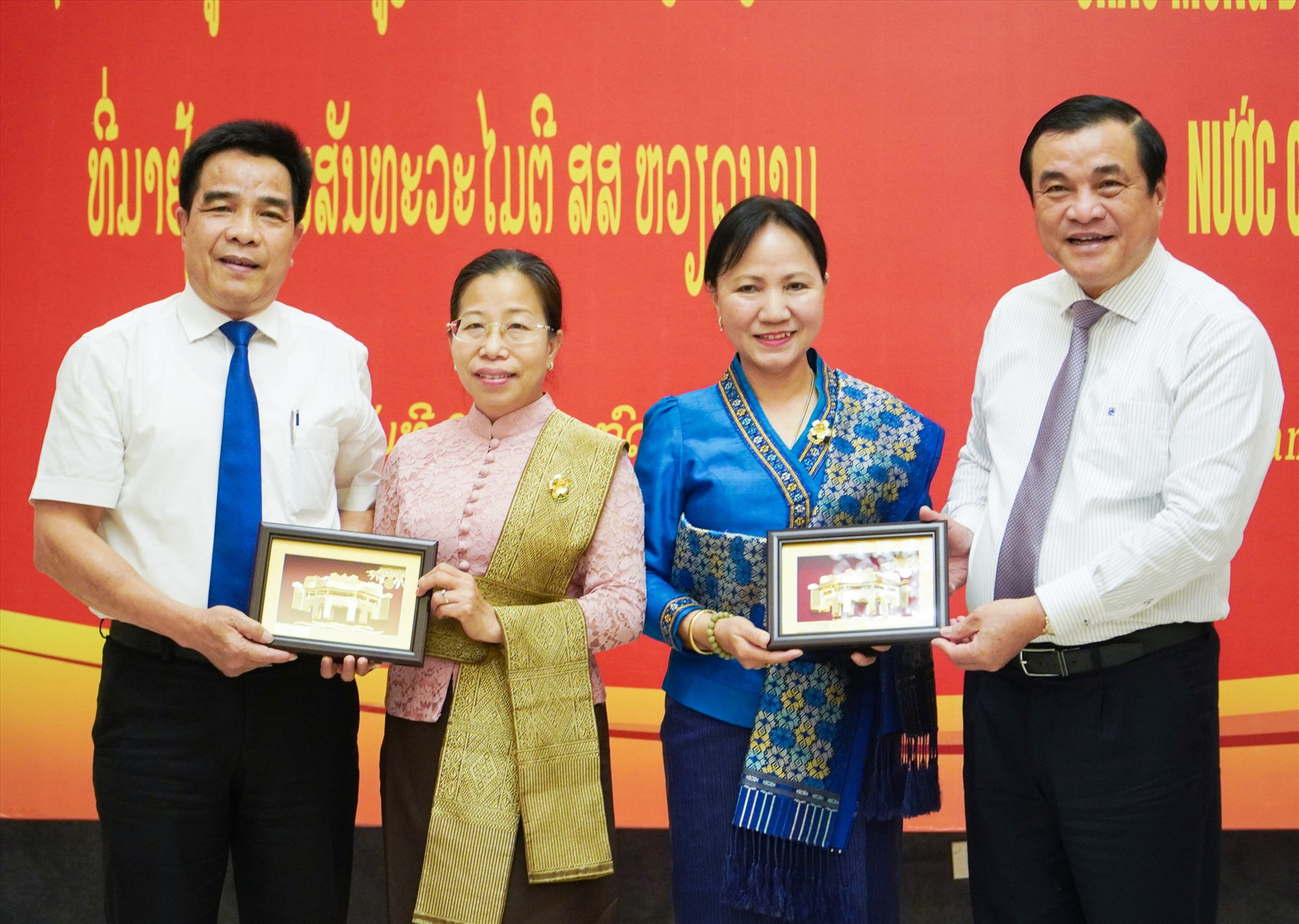 Lãnh đạo tỉnh Quảng Nam trao quà kỷ niệm tặng Hội LHPN Lào trong chuyến thăm hữu nghị Việt Nam tại Quảng Nam. Ảnh: Q.L